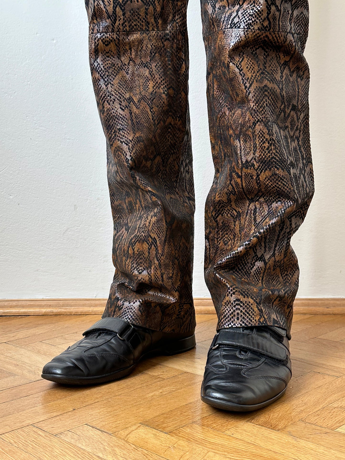 プラダ Prada Leather sneaker 皮靴 Black 黒 Toto Praha Vintage clothing shop store 古着屋 プラハ Prague Made in Italy 90年代 ヴィンテージ 