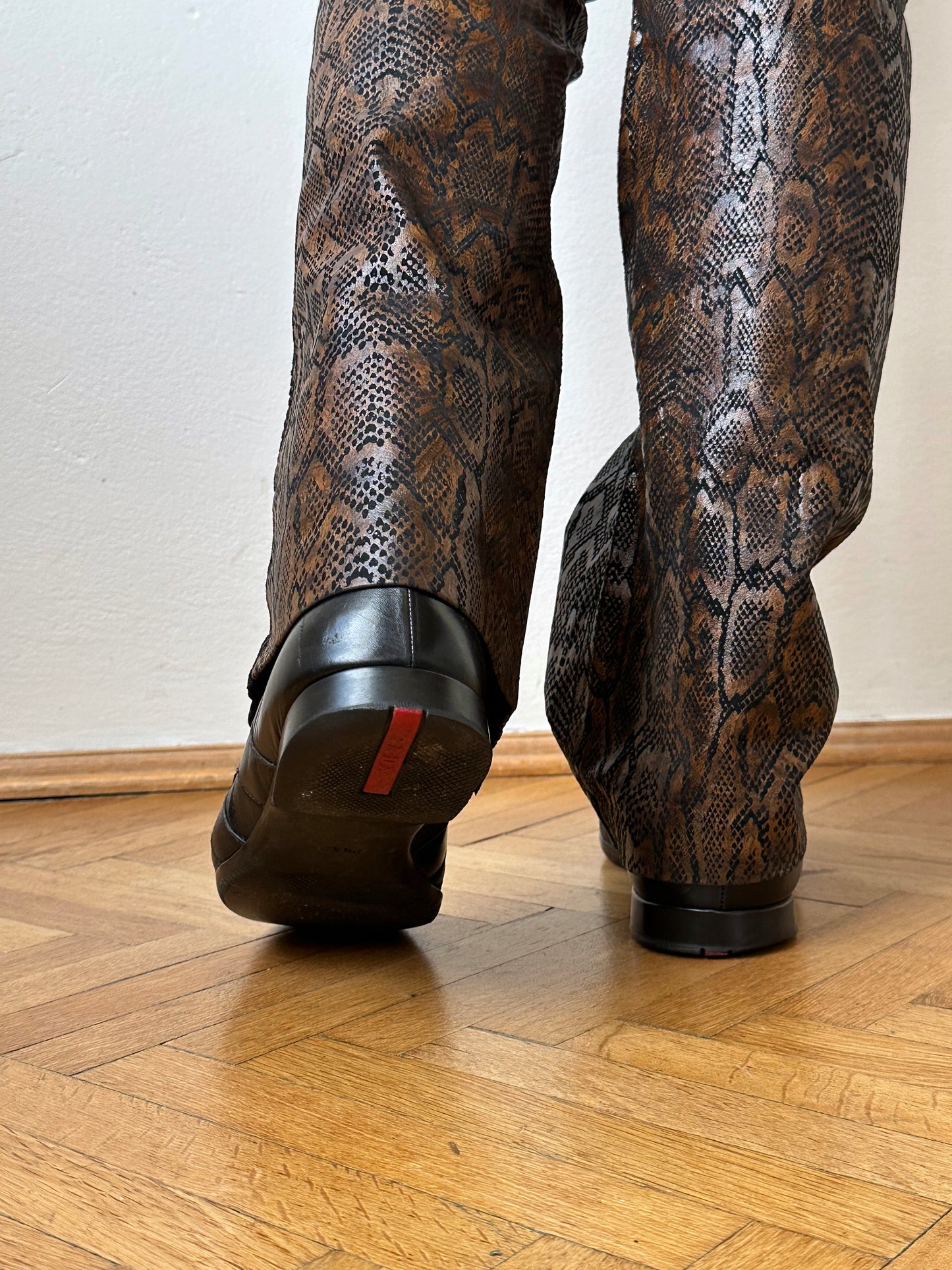 プラダ Prada Leather sneaker 皮靴 Black 黒 Toto Praha Vintage clothing shop store 古着屋 プラハ Prague Made in Italy 90年代 ヴィンテージ 