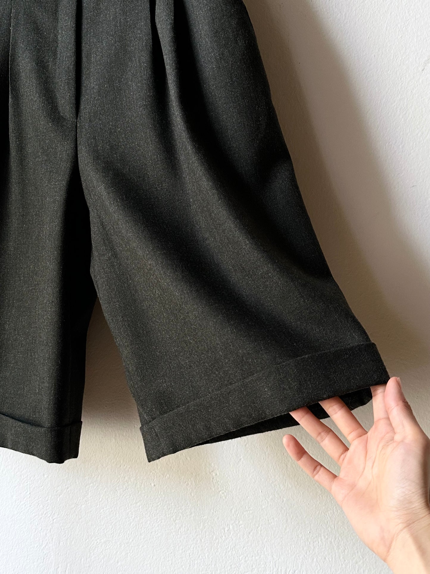 Virgin wool dress shorts in grey olive W30