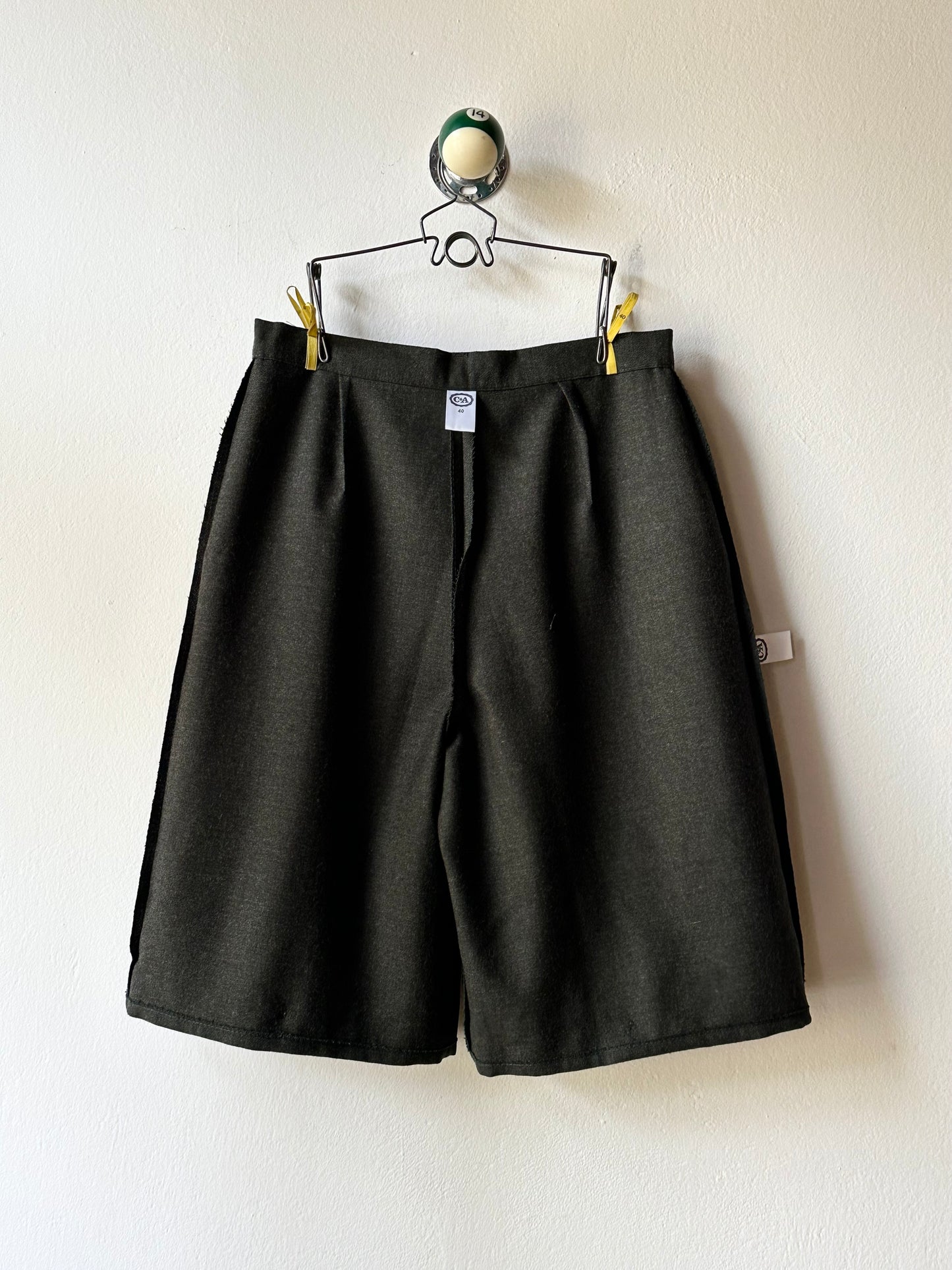 Virgin wool dress shorts in grey olive W30