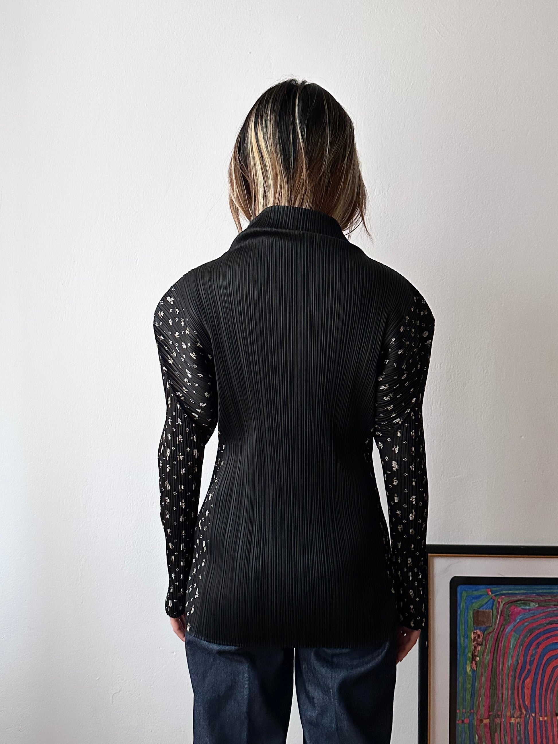 PLEATS PLEASE ISSEY MIYAKE 1997 AW 1990s 90s vintage black turtle neck flower pattern sleeve プリーツプリーズ イッセイミヤケ ヴィンテージ 1990's 90's 三宅一生 古着 古着屋 プラハ TOTO ヴィンテージストア Prague antique shop Praha vintage clothing store