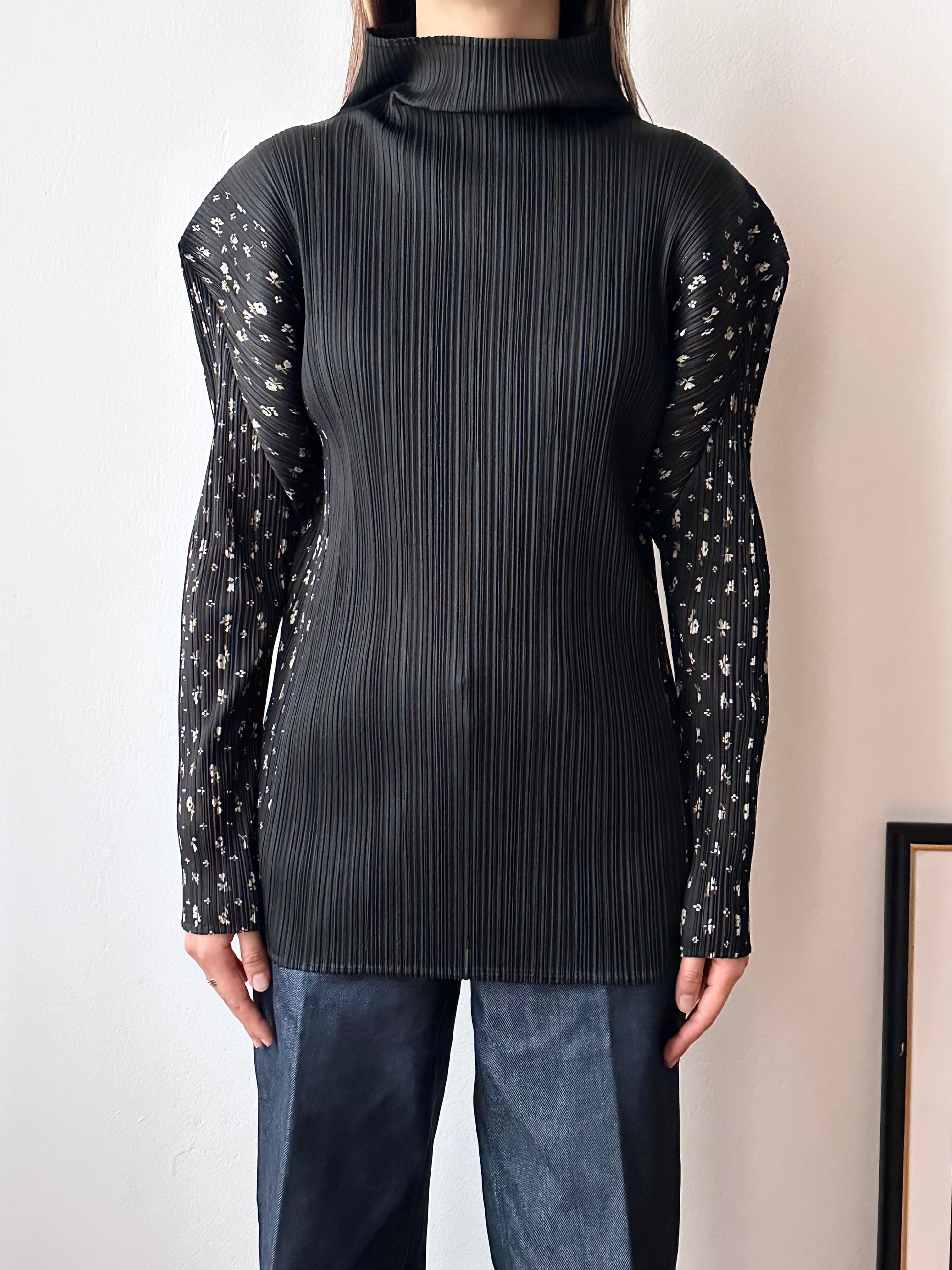 PLEATS PLEASE ISSEY MIYAKE 1997 AW 1990s 90s vintage black turtle neck flower pattern sleeve プリーツプリーズ イッセイミヤケ ヴィンテージ 1990's 90's 三宅一生 古着 古着屋 プラハ TOTO ヴィンテージストア Prague antique shop Praha vintage clothing store