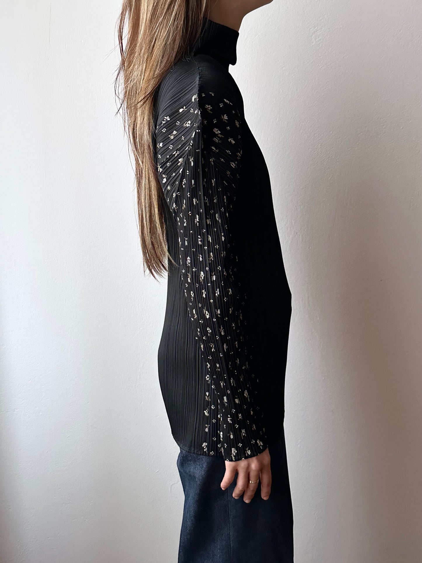 PLEATS PLEASE ISSEY MIYAKE 1997 AW 1990s 90s vintage black turtle neck flower pattern sleeve プリーツプリーズ イッセイミヤケ ヴィンテージ 1990's 90's 三宅一生 古着 古着屋 プラハ TOTO ヴィンテージストア Prague antique shop Praha vintage clothing store