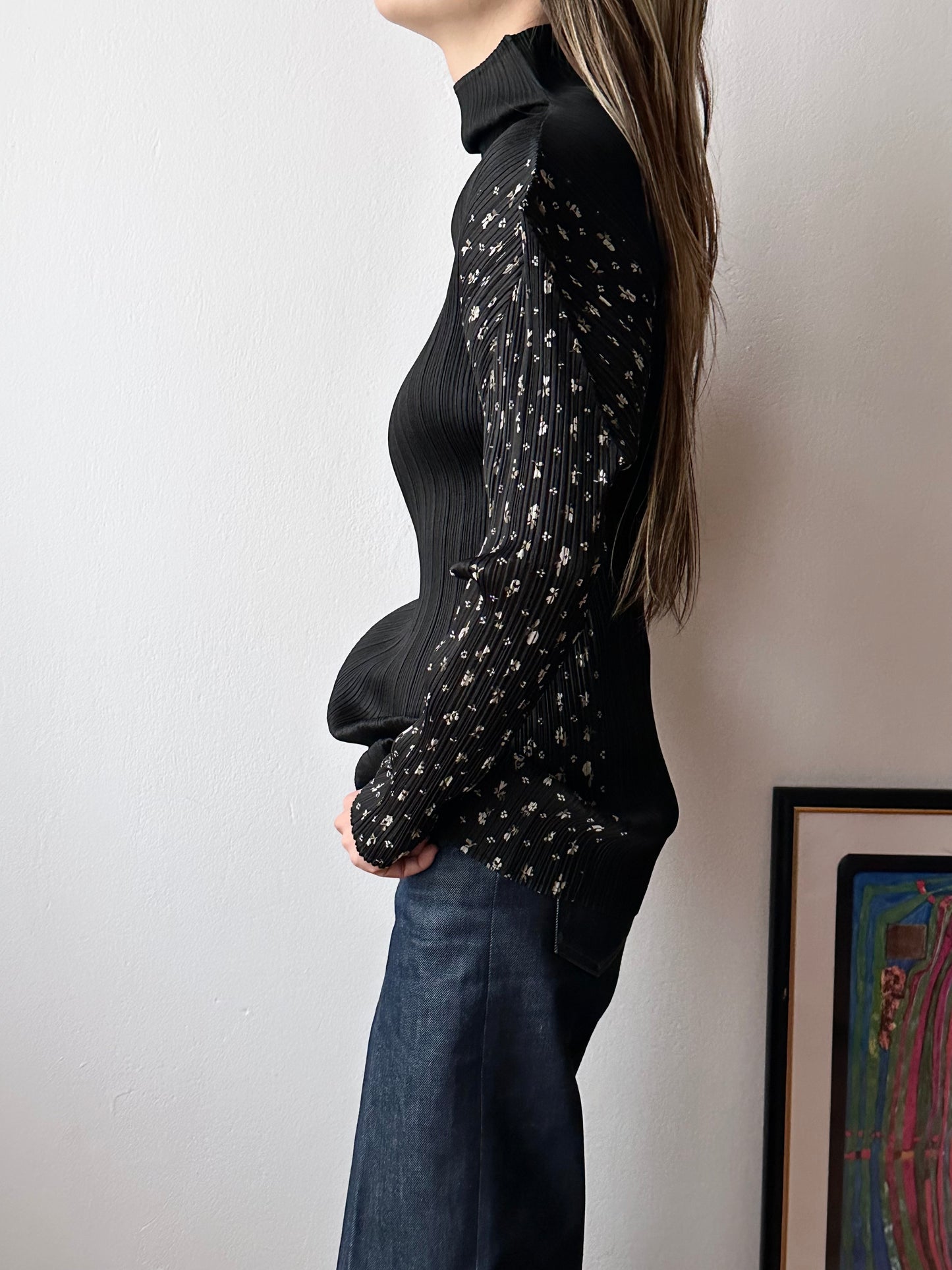 PLEATS PLEASE ISSEY MIYAKE 1997 AW 1990s 90s vintage black turtle neck flower pattern sleeve プリーツプリーズ イッセイミヤケ ヴィンテージ 1990's 90's 三宅一生 古着 古着屋 プラハ TOTO ヴィンテージストア Prague antique shop Praha vintage clothing store