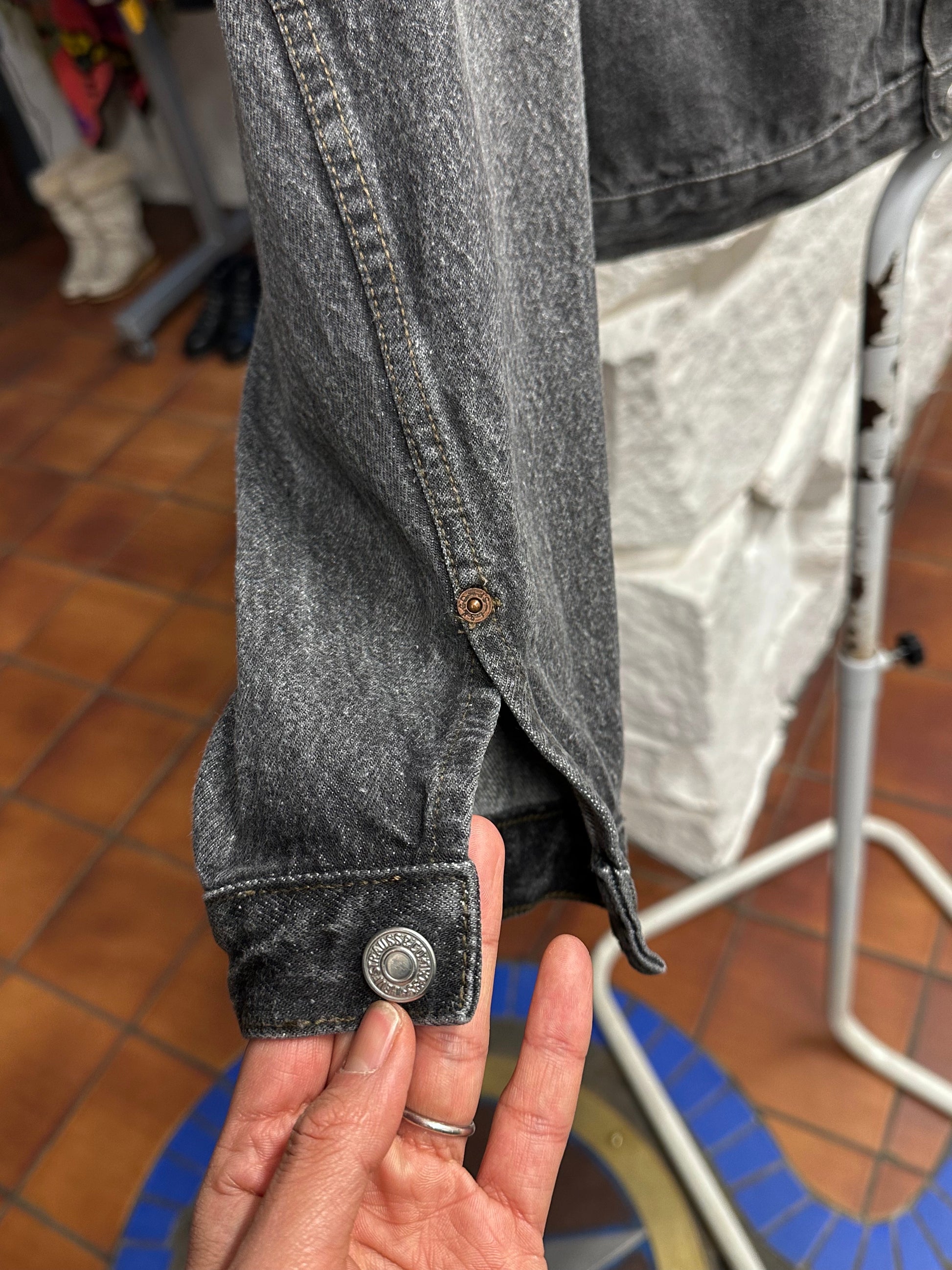 Levi's 70501 01 Type 1st Europe ヨーロッパ企画 リーバイス  1980's 88's 80年代 Black denim ファースト Gジャン Vintage ヴィンテージ Toto Praha Prague Vintage store 古着屋 古着 Vintage clothing ユーロ古着 ヨーロッパ古着 レア ブラックデニム 