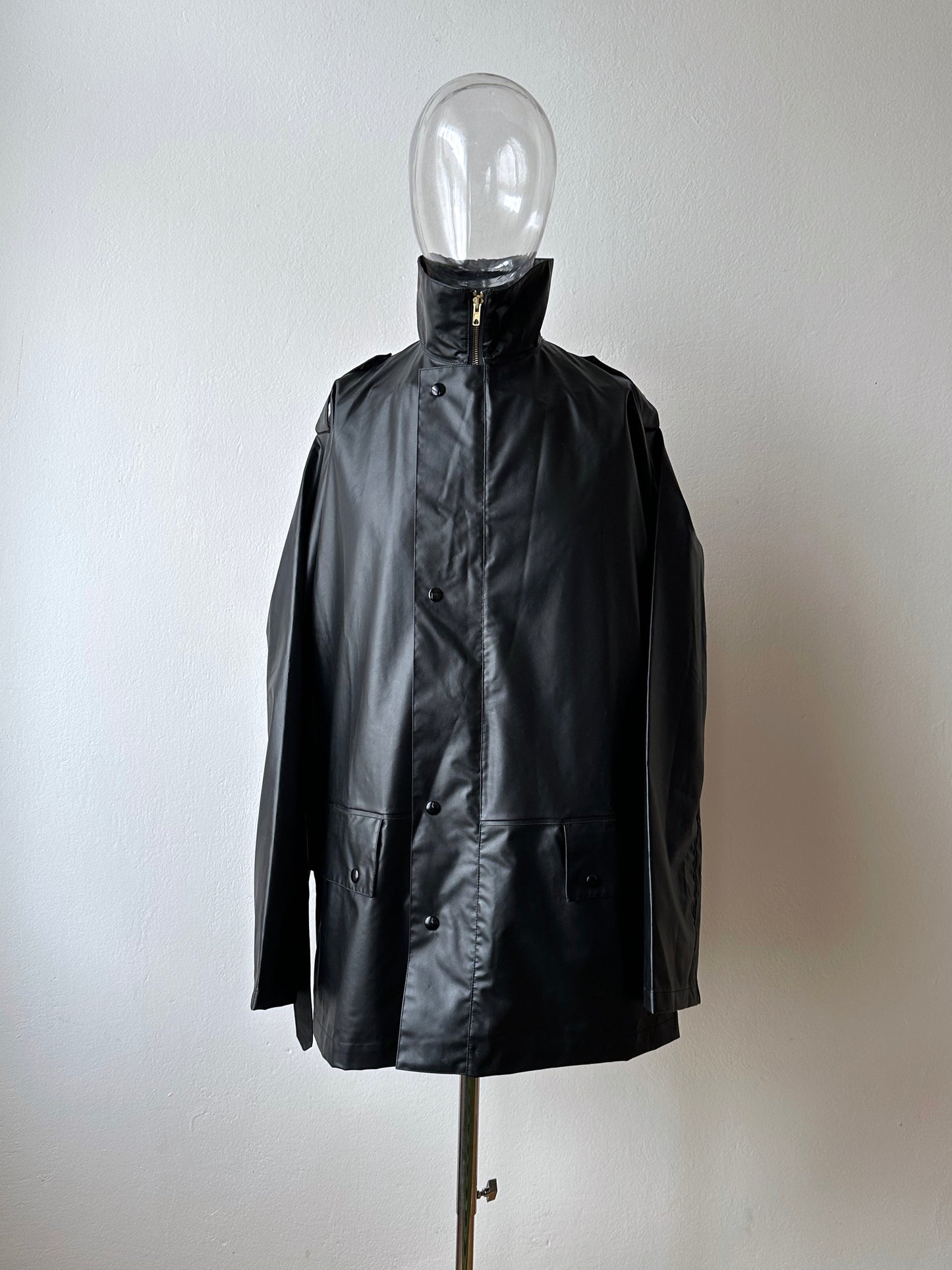 1982 French Military black rubber coat 80年代 フランス軍 レインコート ラバー 黒 Army Toto Praha Vintage clothing shop Antique shop 古着屋 プラハ Showroom appointment Prague ユーロ古着 ヨーロッパ古着 古着卸 ヴィンテージ