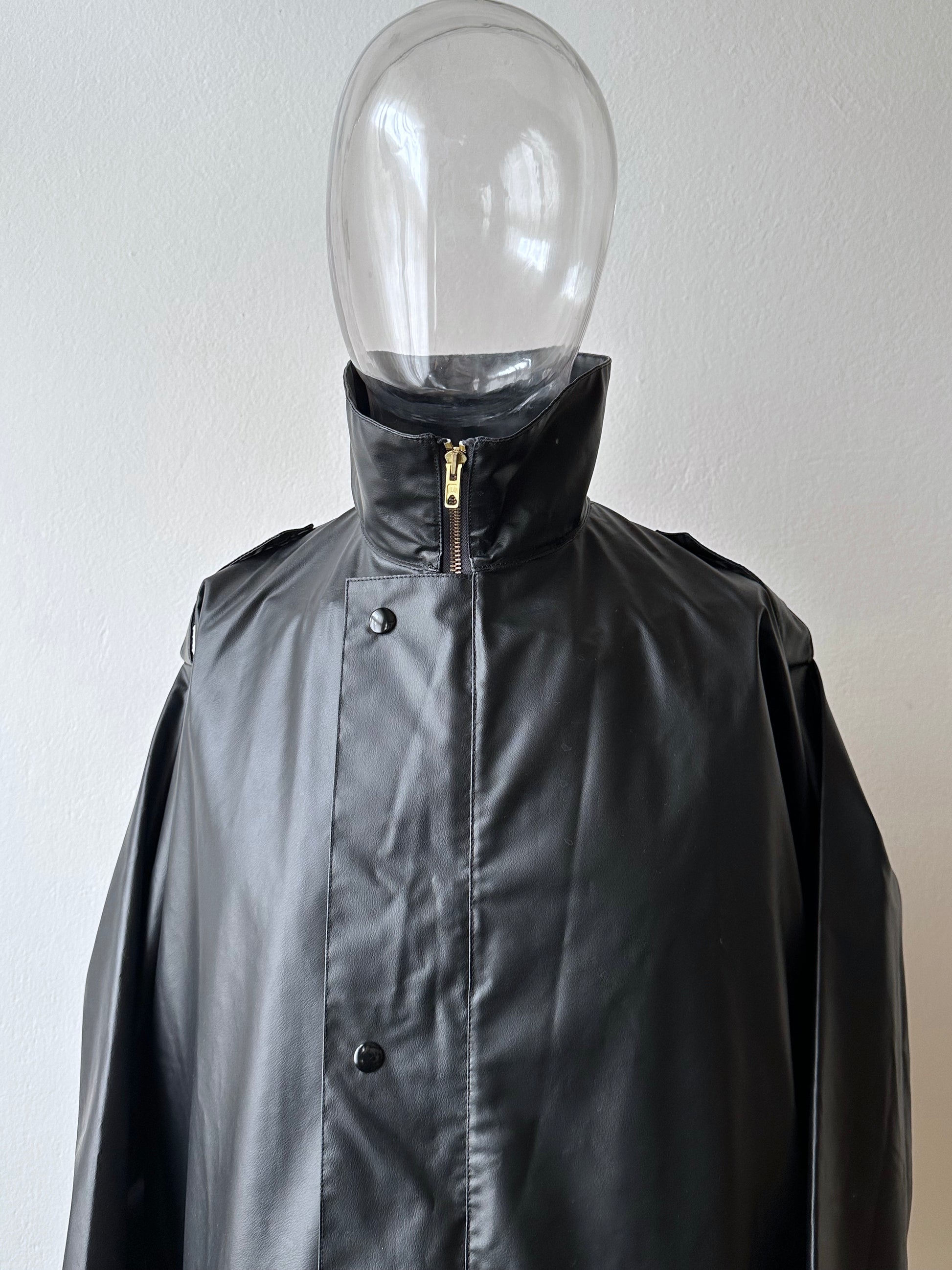 1982 French Military black rubber coat 80年代 フランス軍 レインコート ラバー 黒 Army Toto Praha Vintage clothing shop Antique shop 古着屋 プラハ Showroom appointment Prague ユーロ古着 ヨーロッパ古着 古着卸 ヴィンテージ