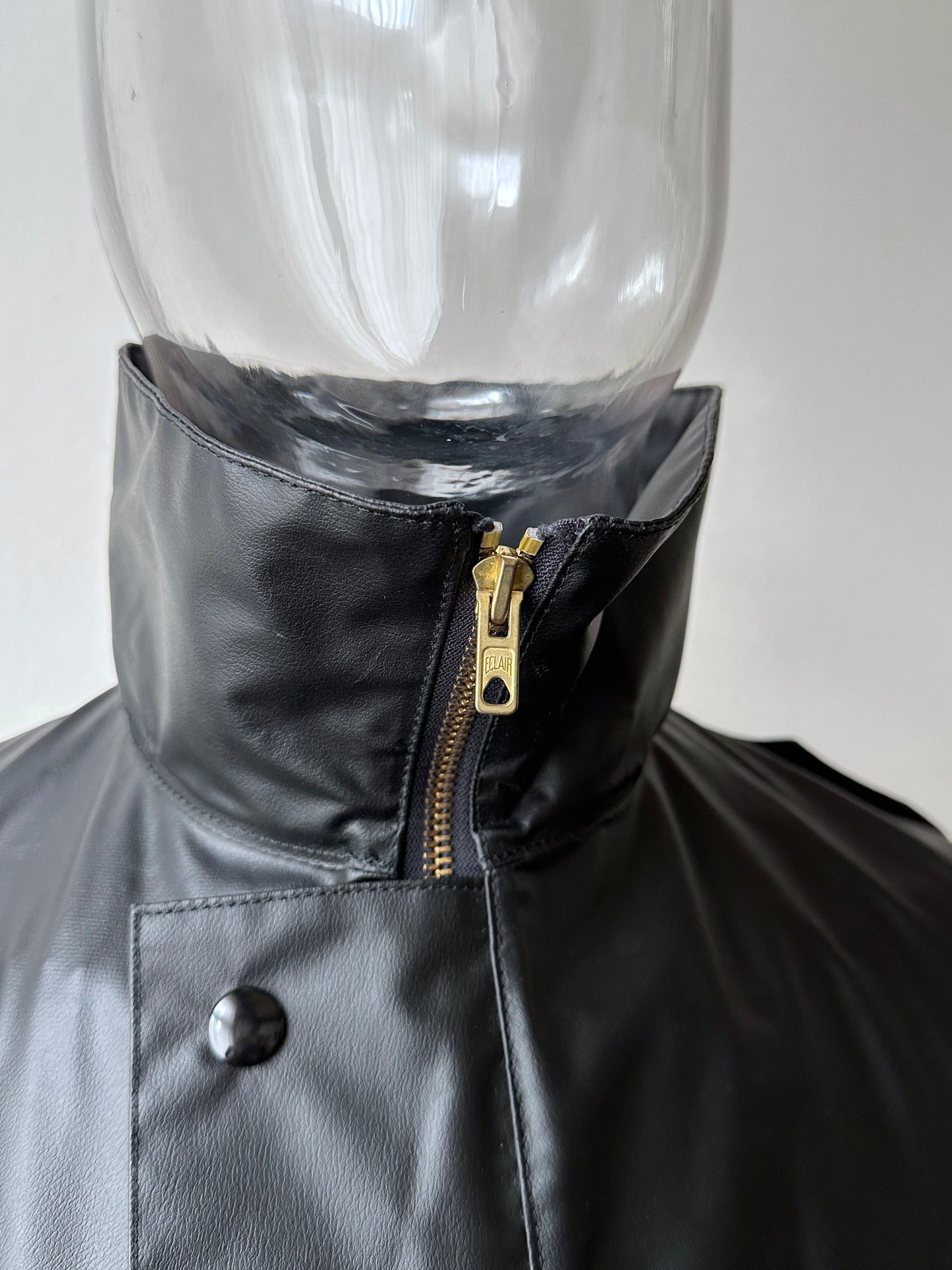 1982 French Military black rubber coat 80年代 フランス軍 レインコート ラバー 黒 Army Toto Praha Vintage clothing shop Antique shop 古着屋 プラハ Showroom appointment Prague ユーロ古着 ヨーロッパ古着 古着卸 ヴィンテージ