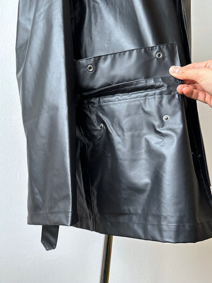 1982 French Military black rubber coat 80年代 フランス軍 レインコート ラバー 黒 Army Toto Praha Vintage clothing shop Antique shop 古着屋 プラハ Showroom appointment Prague ユーロ古着 ヨーロッパ古着 古着卸 ヴィンテージ