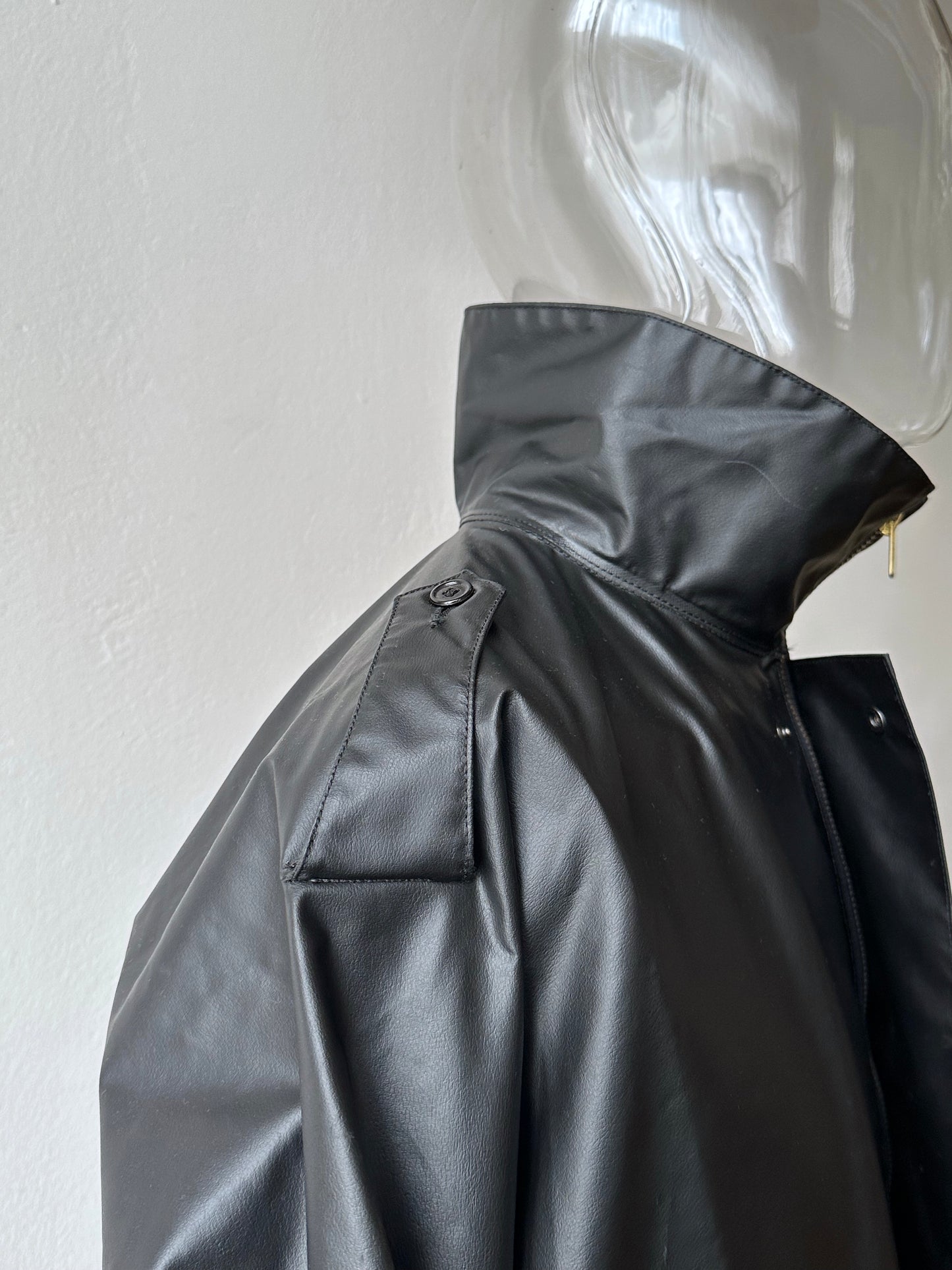 1982 French Military black rubber coat 80年代 フランス軍 レインコート ラバー 黒 Army Toto Praha Vintage clothing shop Antique shop 古着屋 プラハ Showroom appointment Prague ユーロ古着 ヨーロッパ古着 古着卸 ヴィンテージ