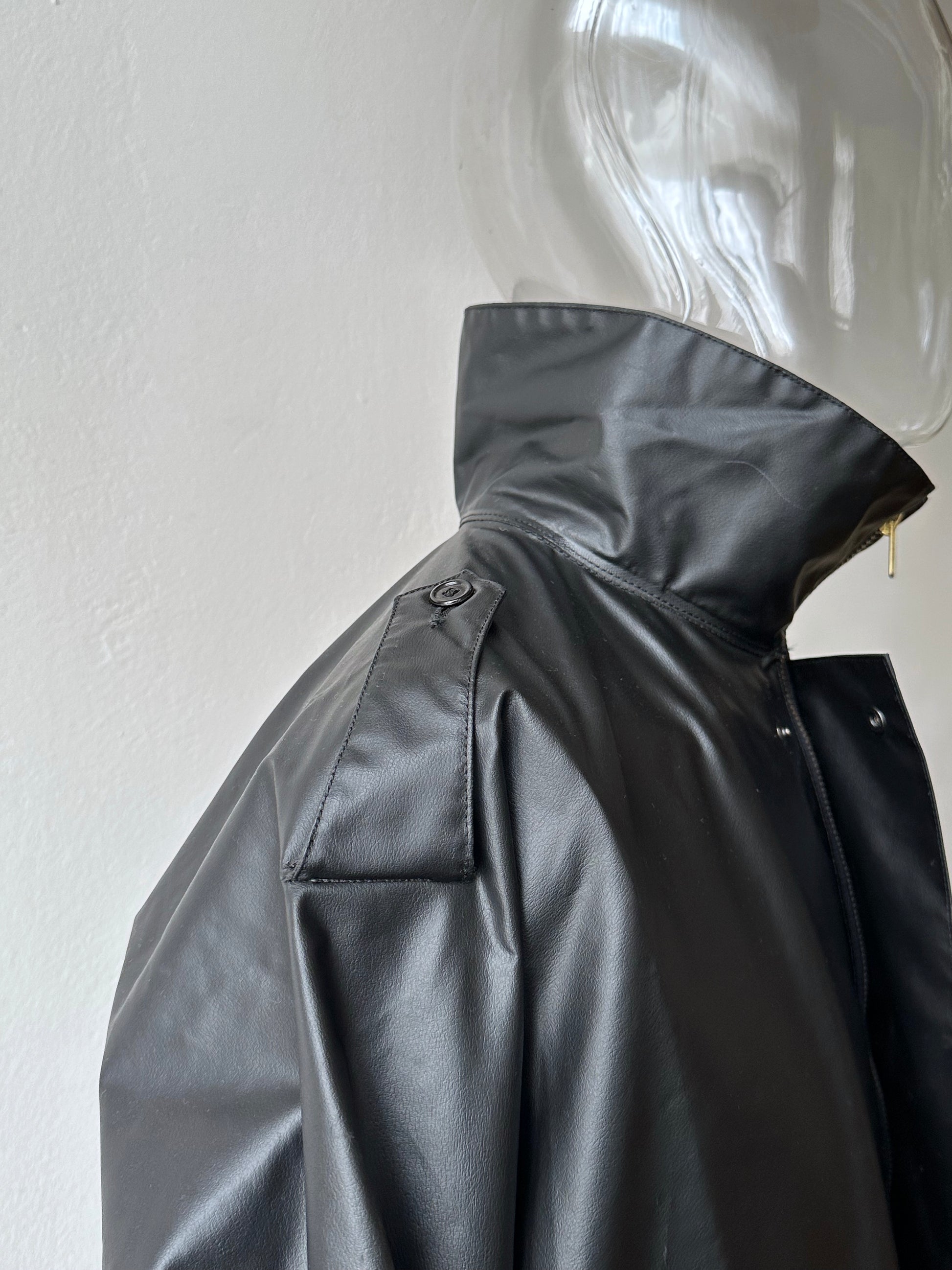 1982 French Military black rubber coat 80年代 フランス軍 レインコート ラバー 黒 Army Toto Praha Vintage clothing shop Antique shop 古着屋 プラハ Showroom appointment Prague ユーロ古着 ヨーロッパ古着 古着卸 ヴィンテージ