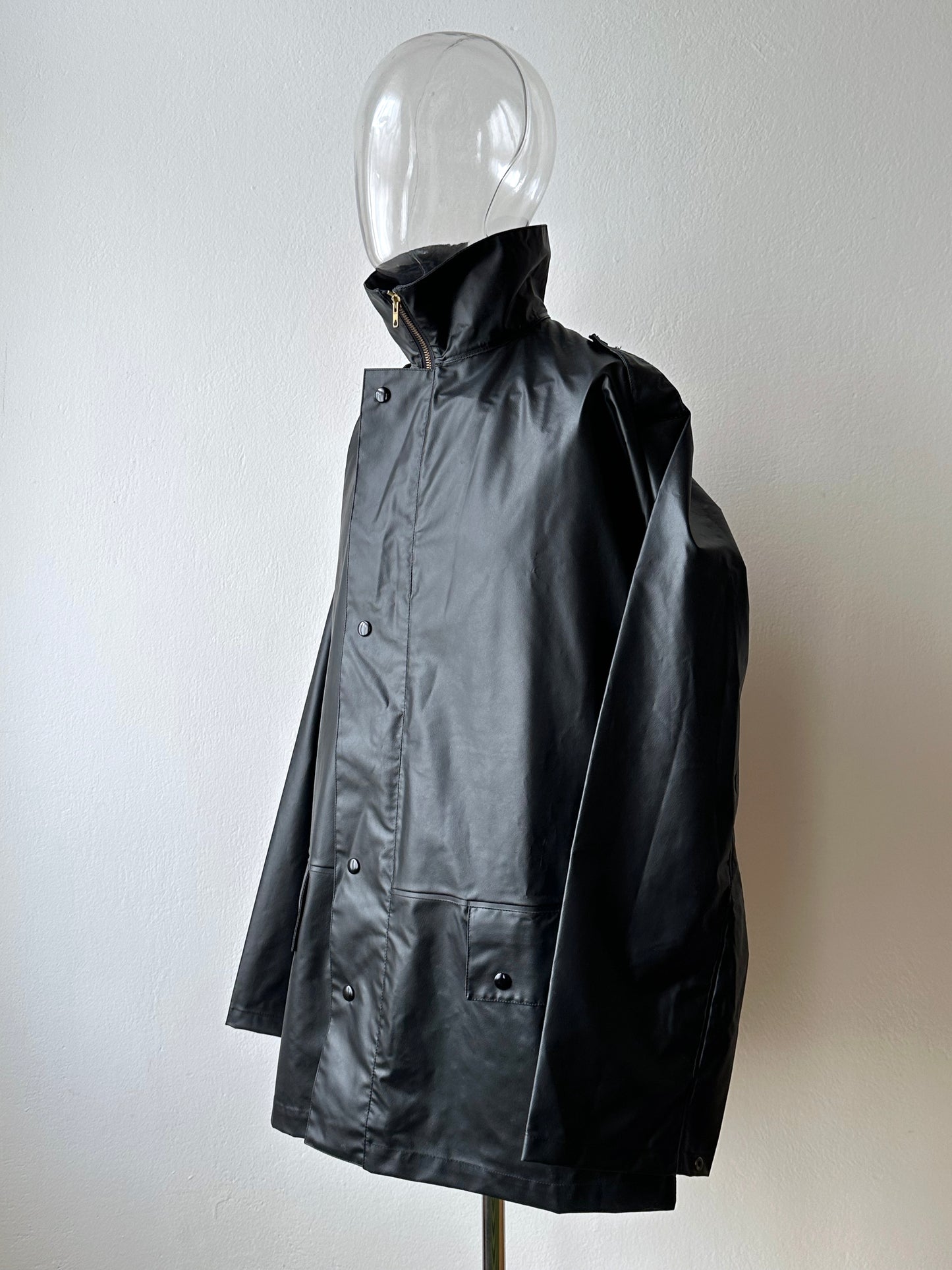 1982 French Military black rubber coat 80年代 フランス軍 レインコート ラバー 黒 Army Toto Praha Vintage clothing shop Antique shop 古着屋 プラハ Showroom appointment Prague ユーロ古着 ヨーロッパ古着 古着卸 ヴィンテージ