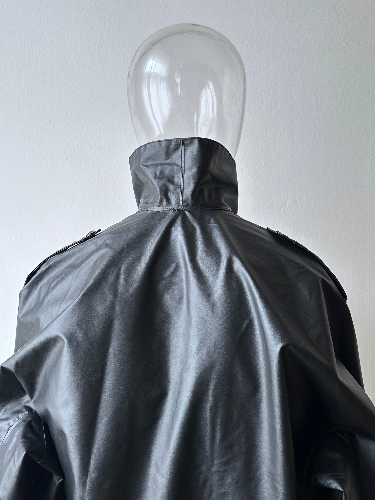 1982 French Military black rubber coat 80年代 フランス軍 レインコート ラバー 黒 Army Toto Praha Vintage clothing shop Antique shop 古着屋 プラハ Showroom appointment Prague ユーロ古着 ヨーロッパ古着 古着卸 ヴィンテージ