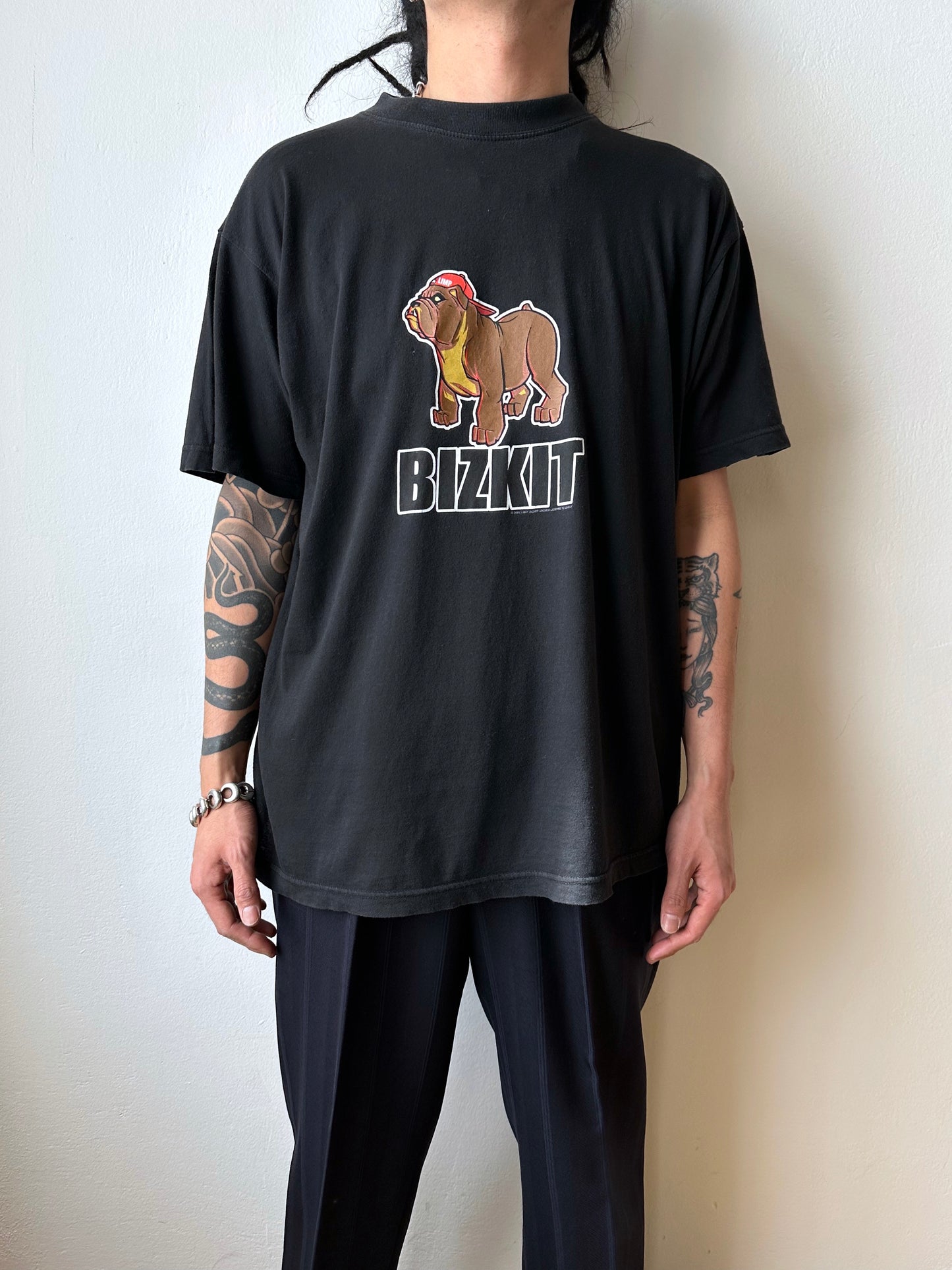 LIMP BIZKIT bulldog リンプビズキット T-shirt Band Tee Tシャツ バンド 90's 90年代 2002 2002年 Black 黒 Toto Praha Vintage clothing shop Antique shop 古着屋 プラハ Showroom appointment Prague ユーロ古着 ヨーロッパ古着 古着卸 ヴィンテージ