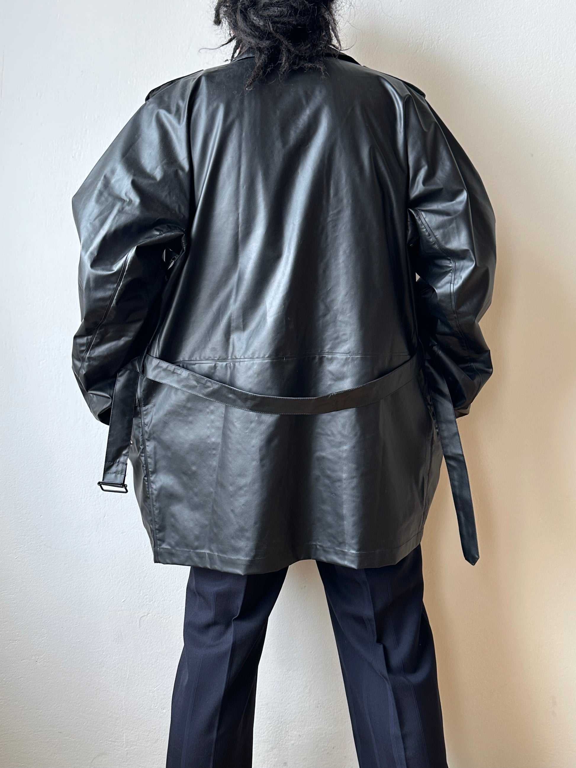 1982 French Military black rubber coat 80年代 フランス軍 レインコート ラバー 黒 Army Toto Praha Vintage clothing shop Antique shop 古着屋 プラハ Showroom appointment Prague ユーロ古着 ヨーロッパ古着 古着卸 ヴィンテージ