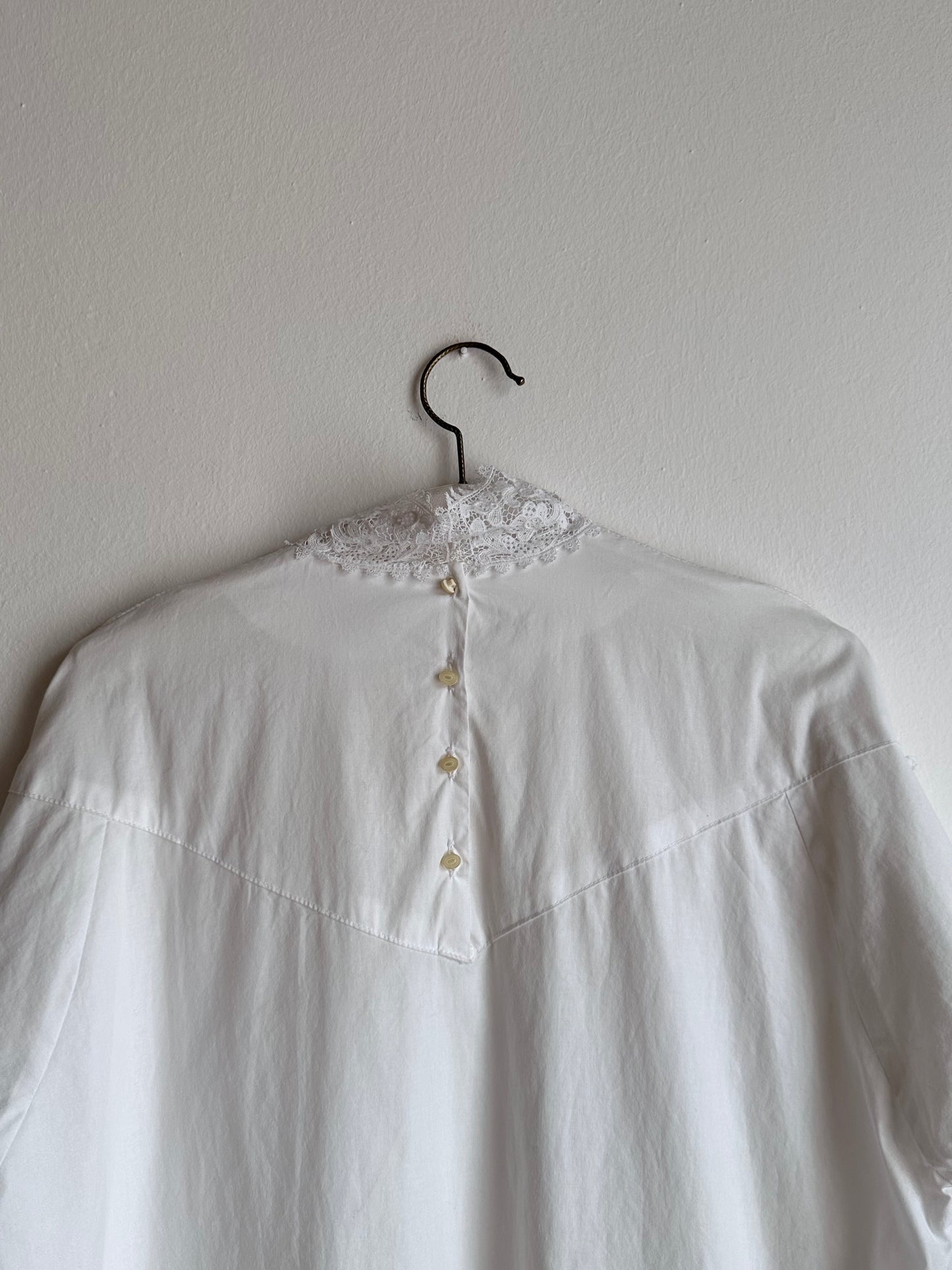 1980s special blouse with antique lace
