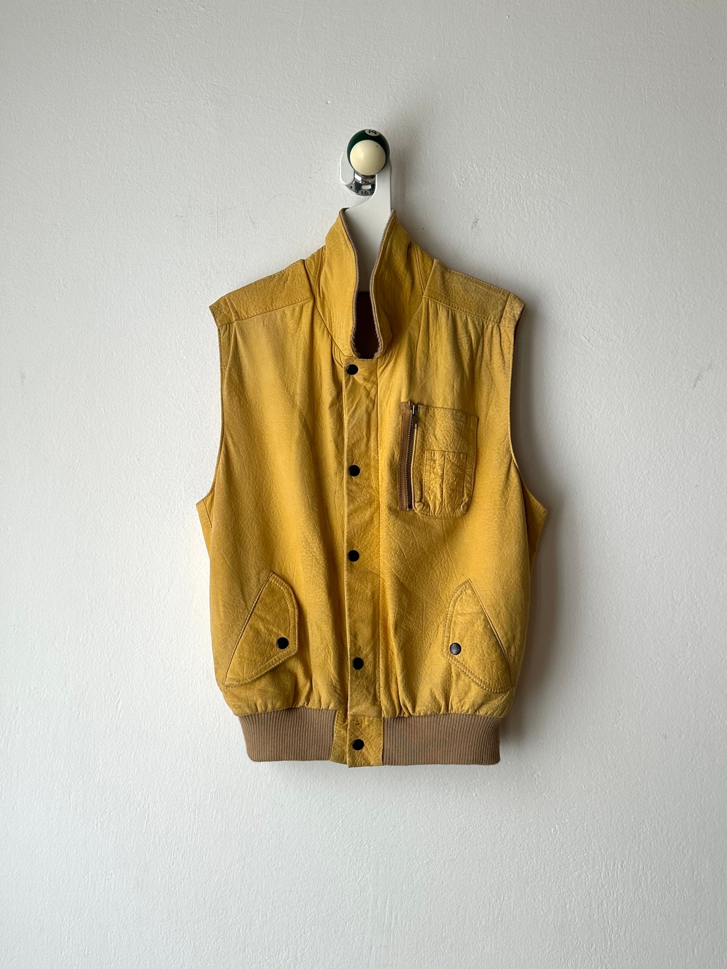 CHEVIGNON Leather Vest シェビニオン 黄色 レザー ベスト Toto Praha Vintage clothing shop Antique shop 古着屋 プラハ Showroom appointment Prague ユーロ古着 ヨーロッパ古着 古着卸 ヴィンテージ