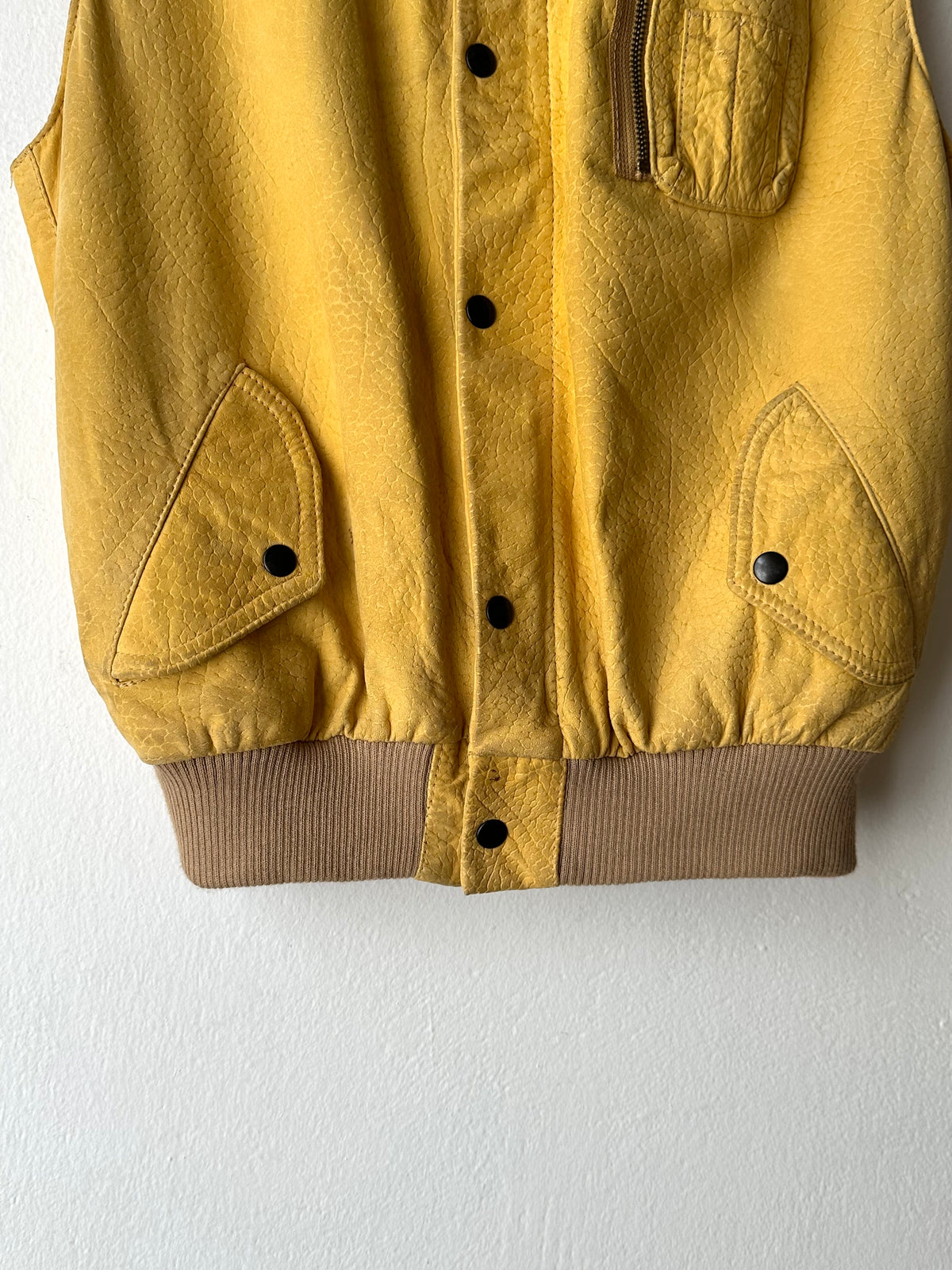 CHEVIGNON Leather Vest シェビニオン 黄色 レザー ベスト Toto Praha Vintage clothing shop Antique shop 古着屋 プラハ Showroom appointment Prague ユーロ古着 ヨーロッパ古着 古着卸 ヴィンテージ