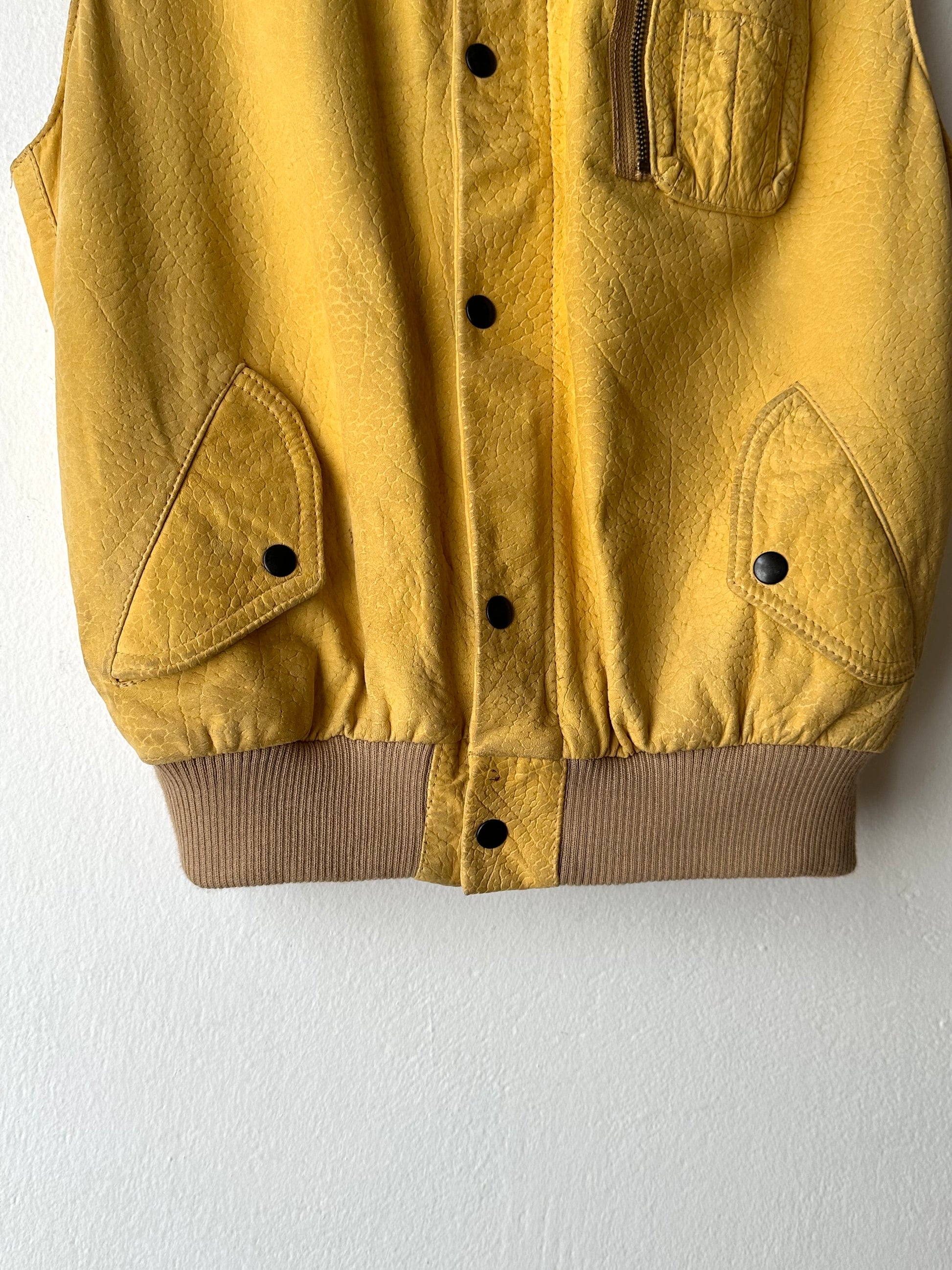 CHEVIGNON Leather Vest シェビニオン 黄色 レザー ベスト Toto Praha Vintage clothing shop Antique shop 古着屋 プラハ Showroom appointment Prague ユーロ古着 ヨーロッパ古着 古着卸 ヴィンテージ