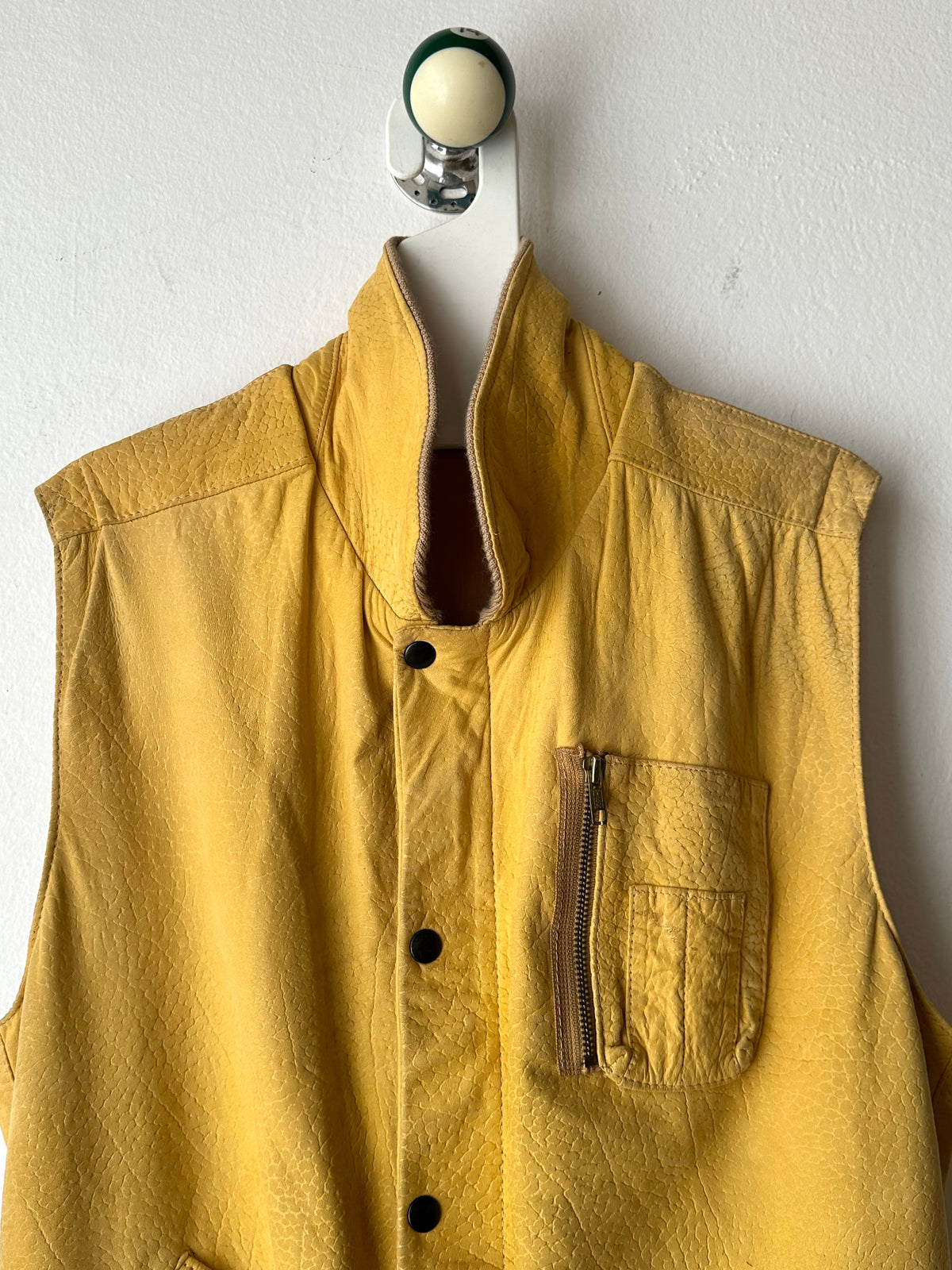 CHEVIGNON Leather Vest シェビニオン 黄色 レザー ベスト Toto Praha Vintage clothing shop Antique shop 古着屋 プラハ Showroom appointment Prague ユーロ古着 ヨーロッパ古着 古着卸 ヴィンテージ