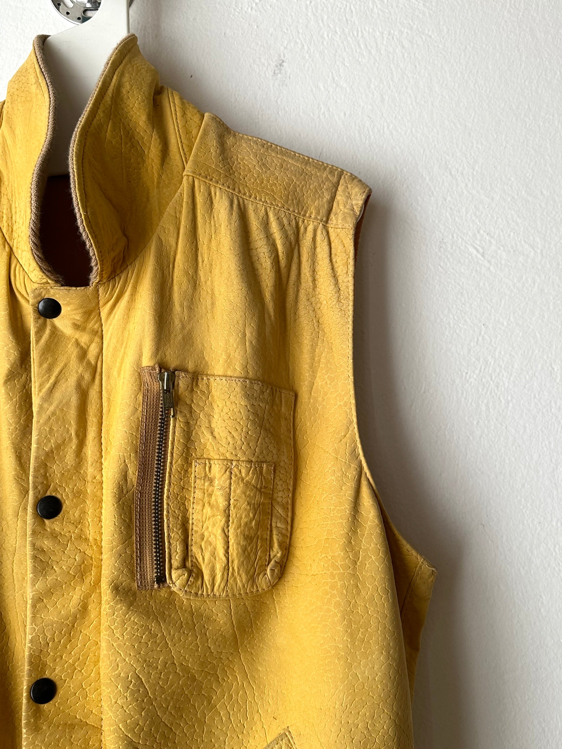 CHEVIGNON Leather Vest シェビニオン 黄色 レザー ベスト Toto Praha Vintage clothing shop Antique shop 古着屋 プラハ Showroom appointment Prague ユーロ古着 ヨーロッパ古着 古着卸 ヴィンテージ