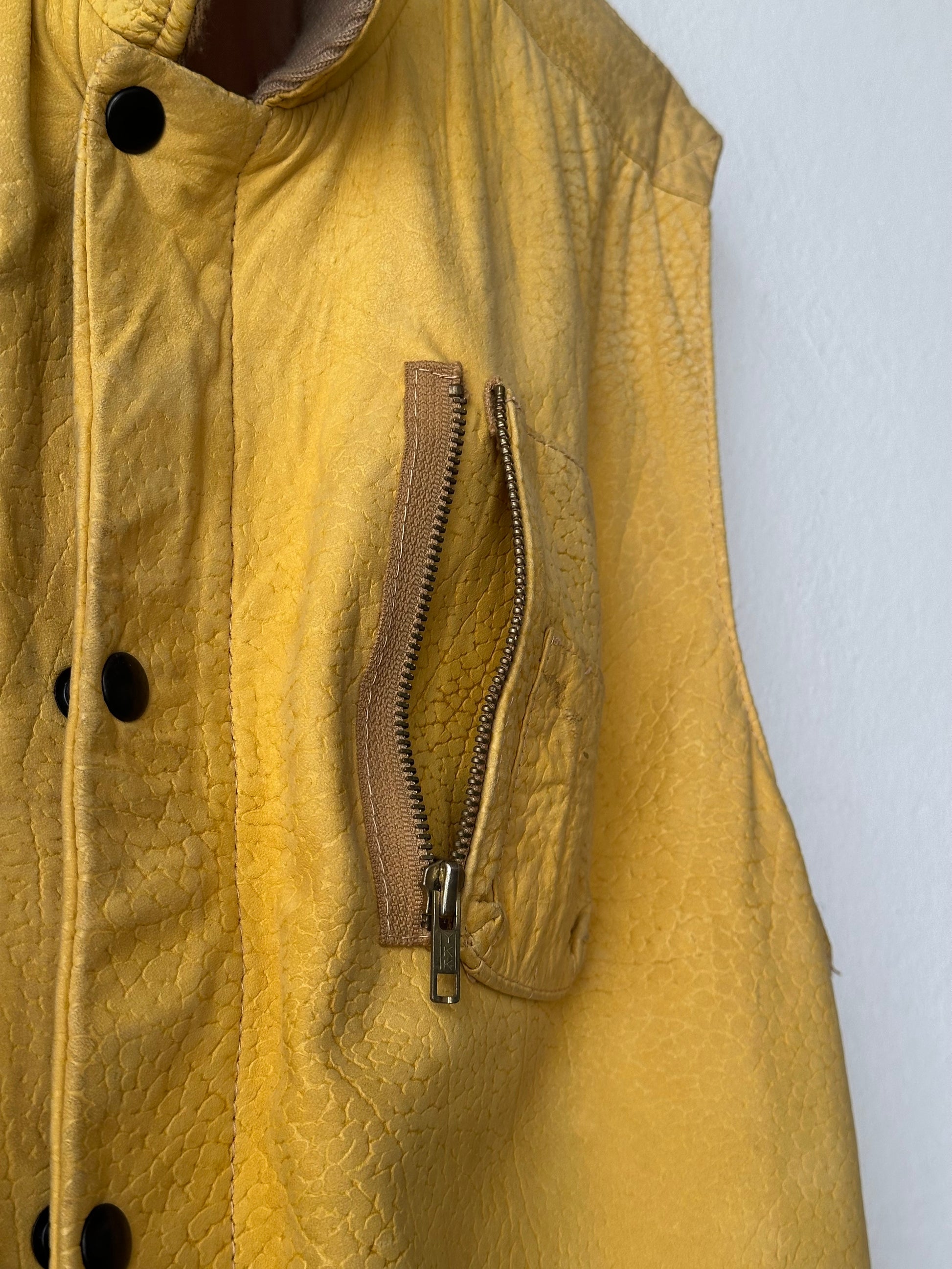 CHEVIGNON Leather Vest シェビニオン 黄色 レザー ベスト Toto Praha Vintage clothing shop Antique shop 古着屋 プラハ Showroom appointment Prague ユーロ古着 ヨーロッパ古着 古着卸 ヴィンテージ
