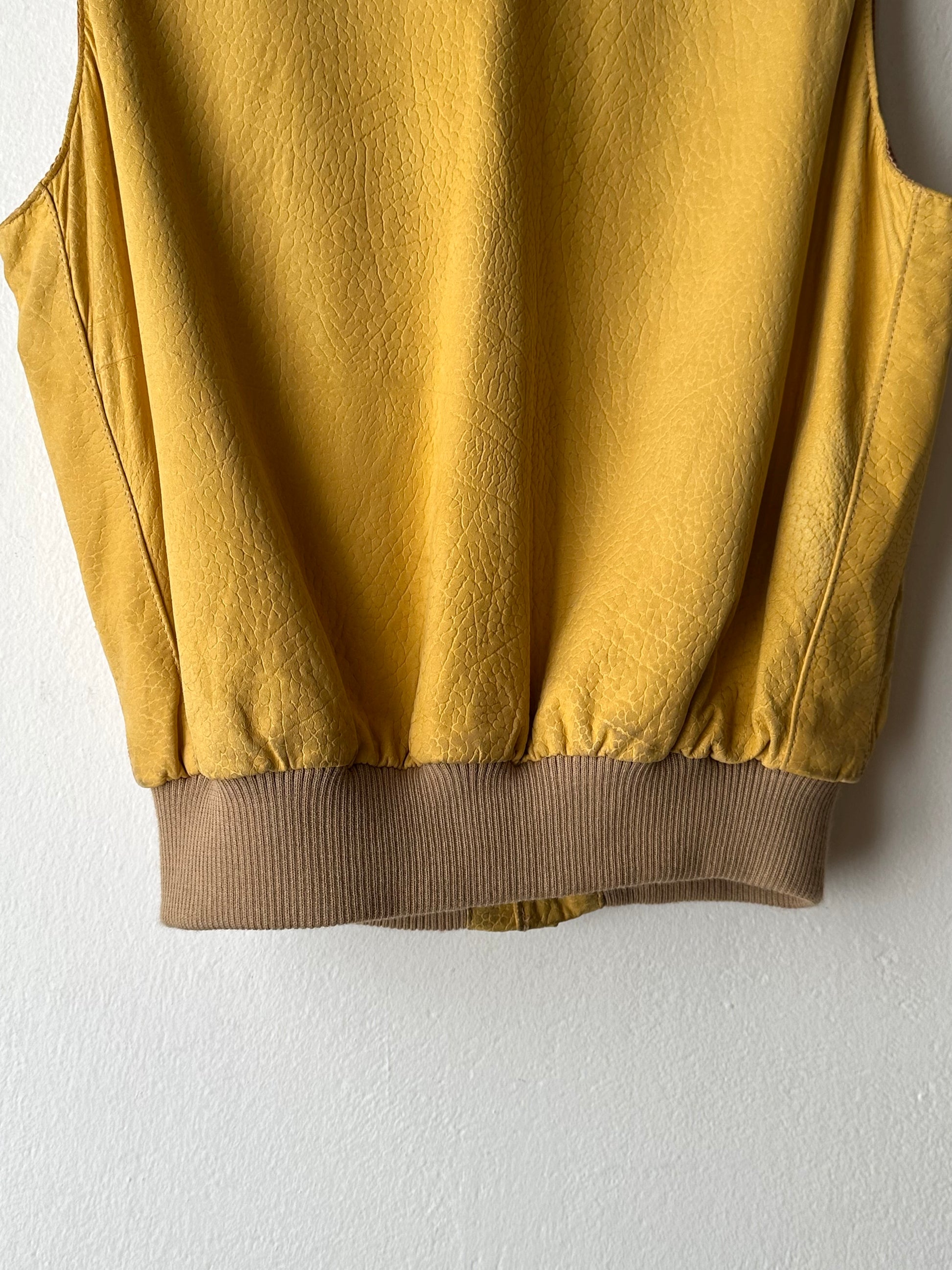CHEVIGNON Leather Vest シェビニオン 黄色 レザー ベスト Toto Praha Vintage clothing shop Antique shop 古着屋 プラハ Showroom appointment Prague ユーロ古着 ヨーロッパ古着 古着卸 ヴィンテージ