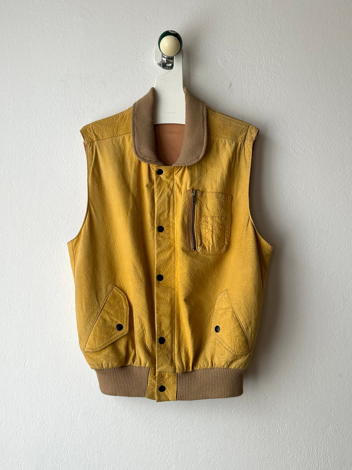 CHEVIGNON Leather Vest シェビニオン 黄色 レザー ベスト Toto Praha Vintage clothing shop Antique shop 古着屋 プラハ Showroom appointment Prague ユーロ古着 ヨーロッパ古着 古着卸 ヴィンテージ