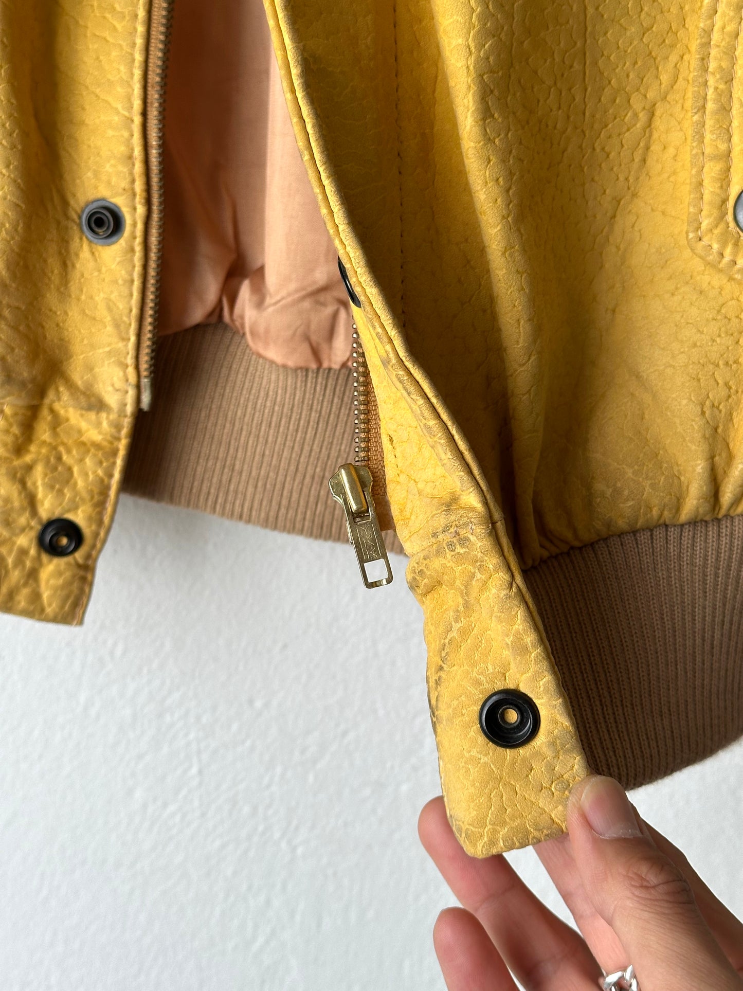 CHEVIGNON Leather Vest シェビニオン 黄色 レザー ベスト Toto Praha Vintage clothing shop Antique shop 古着屋 プラハ Showroom appointment Prague ユーロ古着 ヨーロッパ古着 古着卸 ヴィンテージ