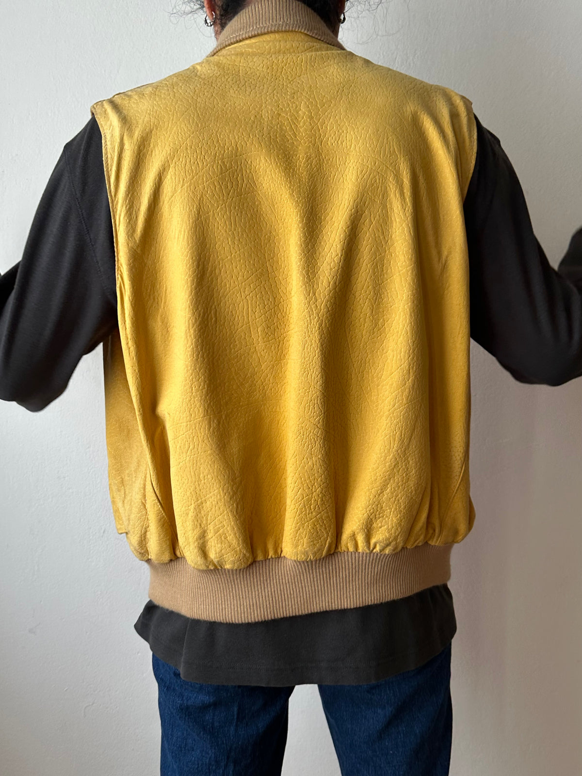  CHEVIGNON Leather Vest シェビニオン 黄色 レザー ベスト Toto Praha Vintage clothing shop Antique shop 古着屋 プラハ Showroom appointment Prague ユーロ古着 ヨーロッパ古着 古着卸 ヴィンテージ
