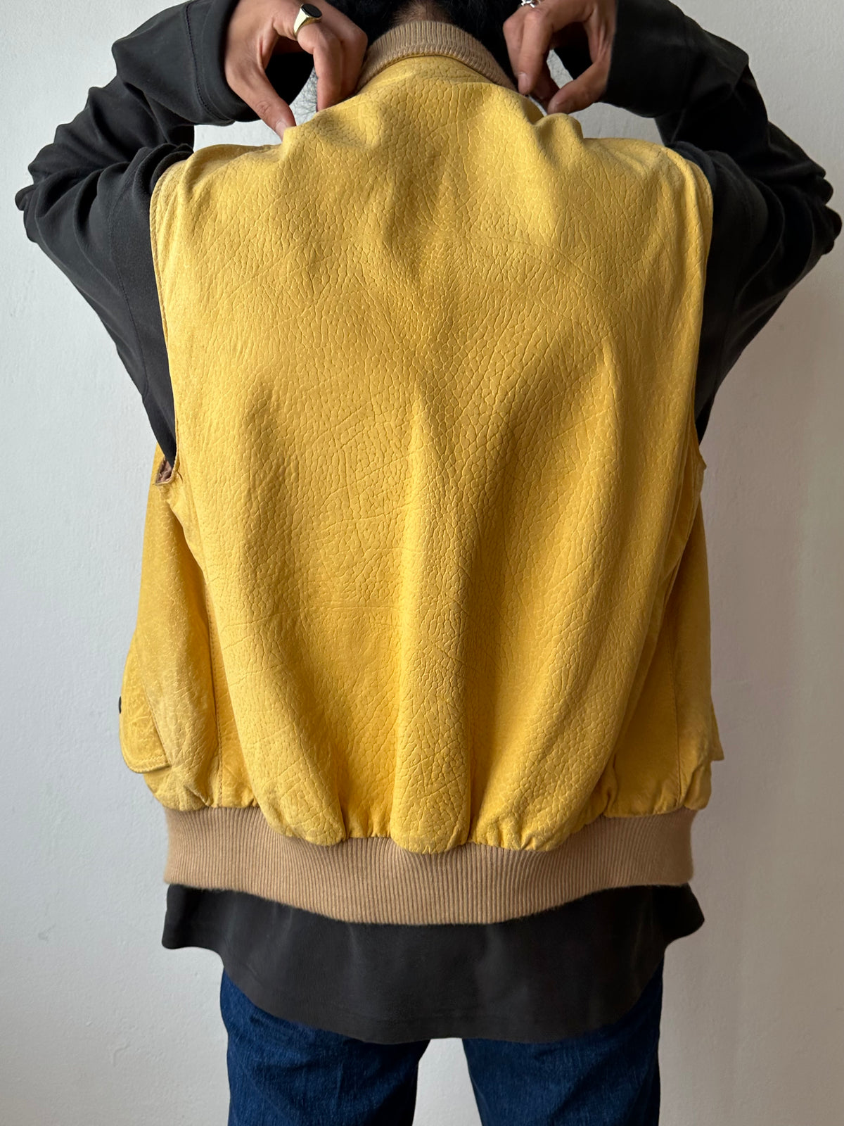 CHEVIGNON Leather Vest シェビニオン 黄色 レザー ベスト Toto Praha Vintage clothing shop Antique shop 古着屋 プラハ Showroom appointment Prague ユーロ古着 ヨーロッパ古着 古着卸 ヴィンテージ