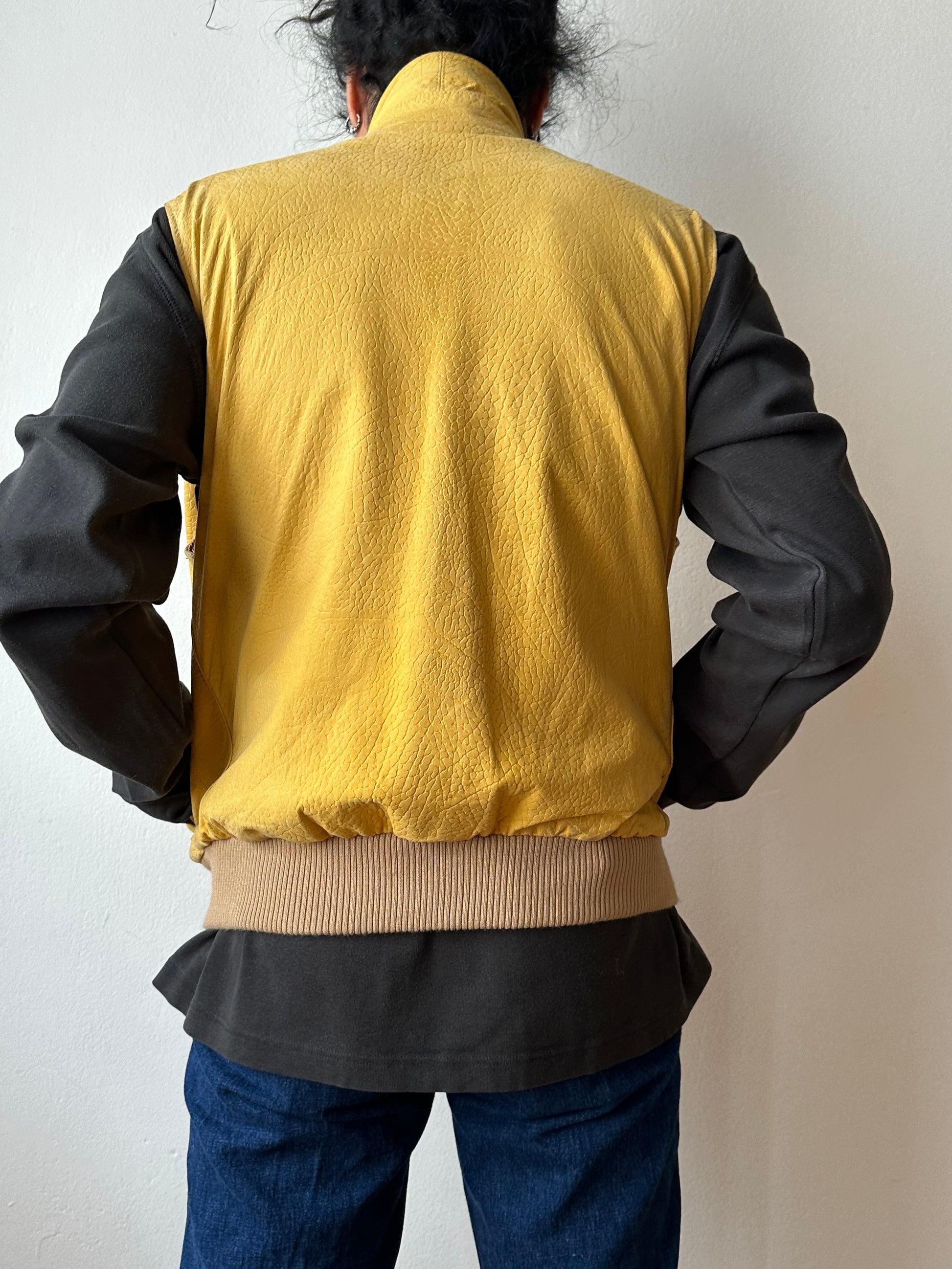 CHEVIGNON Leather Vest シェビニオン 黄色 レザー ベスト Toto Praha Vintage clothing shop Antique shop 古着屋 プラハ Showroom appointment Prague ユーロ古着 ヨーロッパ古着 古着卸 ヴィンテージ