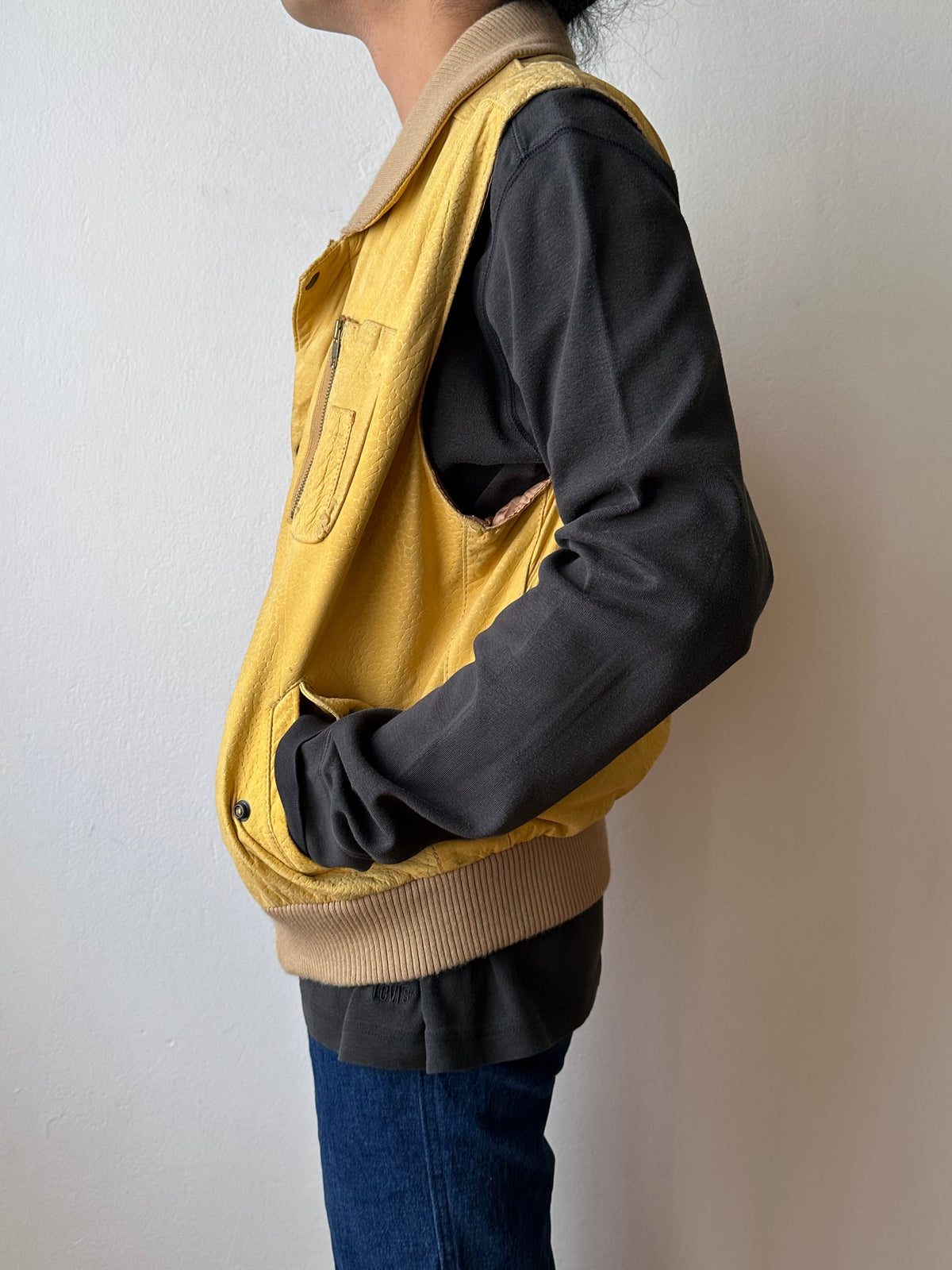 CHEVIGNON Leather Vest シェビニオン 黄色 レザー ベスト Toto Praha Vintage clothing shop Antique shop 古着屋 プラハ Showroom appointment Prague ユーロ古着 ヨーロッパ古着 古着卸 ヴィンテージ