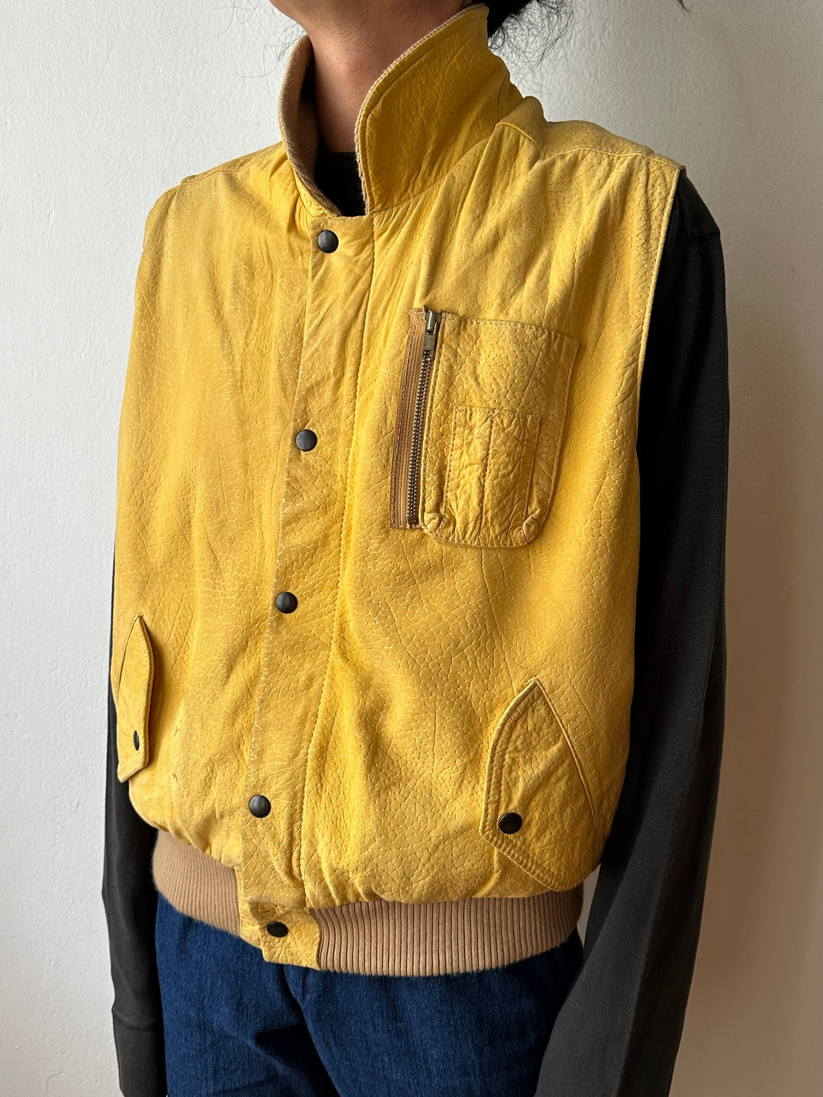 CHEVIGNON Leather Vest シェビニオン 黄色 レザー ベスト Toto Praha Vintage clothing shop Antique shop 古着屋 プラハ Showroom appointment Prague ユーロ古着 ヨーロッパ古着 古着卸 ヴィンテージ