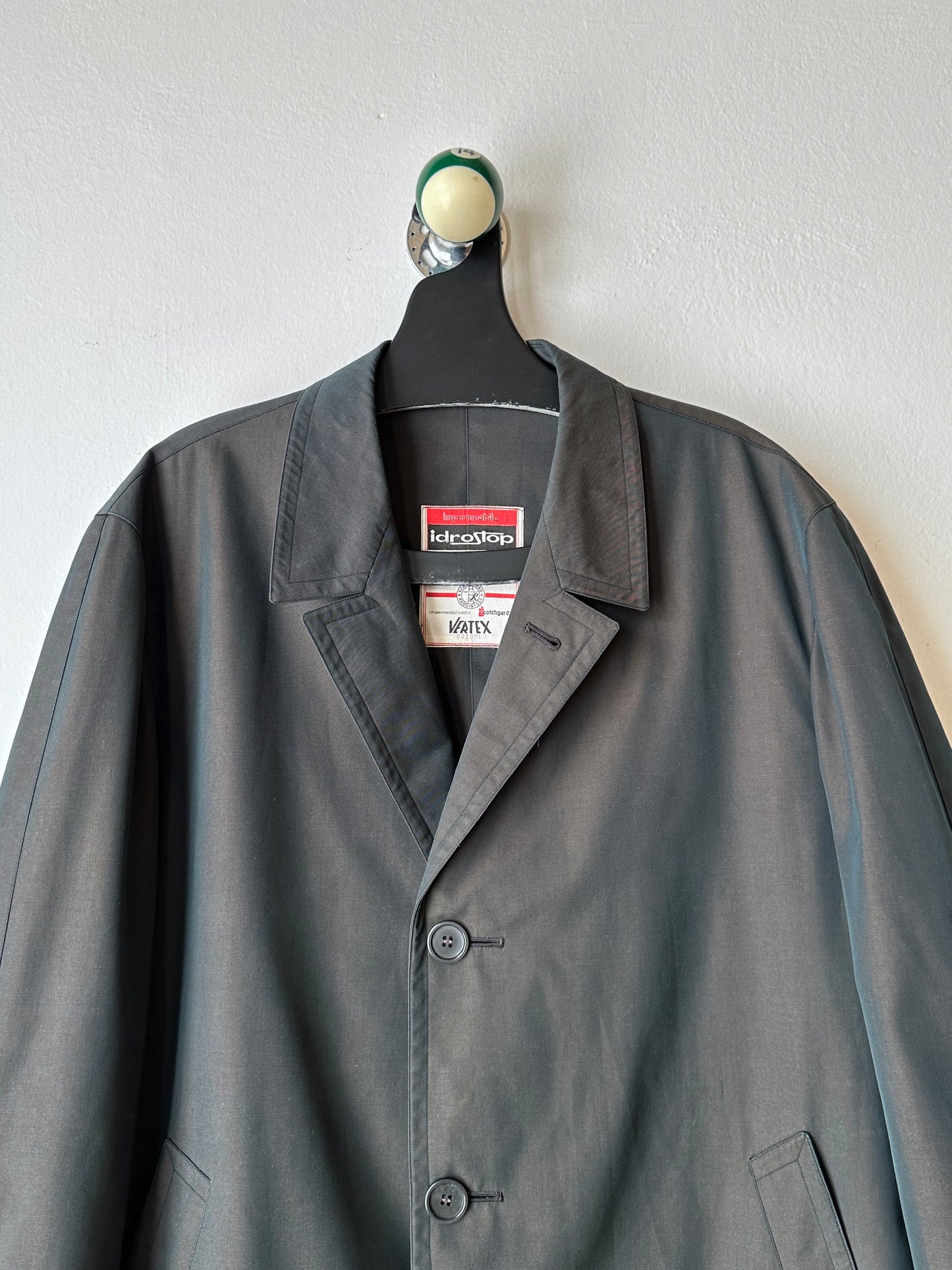 1980s Italian Iridescent waterproof coat 80年代 イタリア古着 イタリア製 玉虫 コート Toto Praha Vintage clothing shop Antique shop 古着屋 プラハ Showroom appointment Prague ユーロ古着 ヨーロッパ古着 古着卸 ヴィンテージ