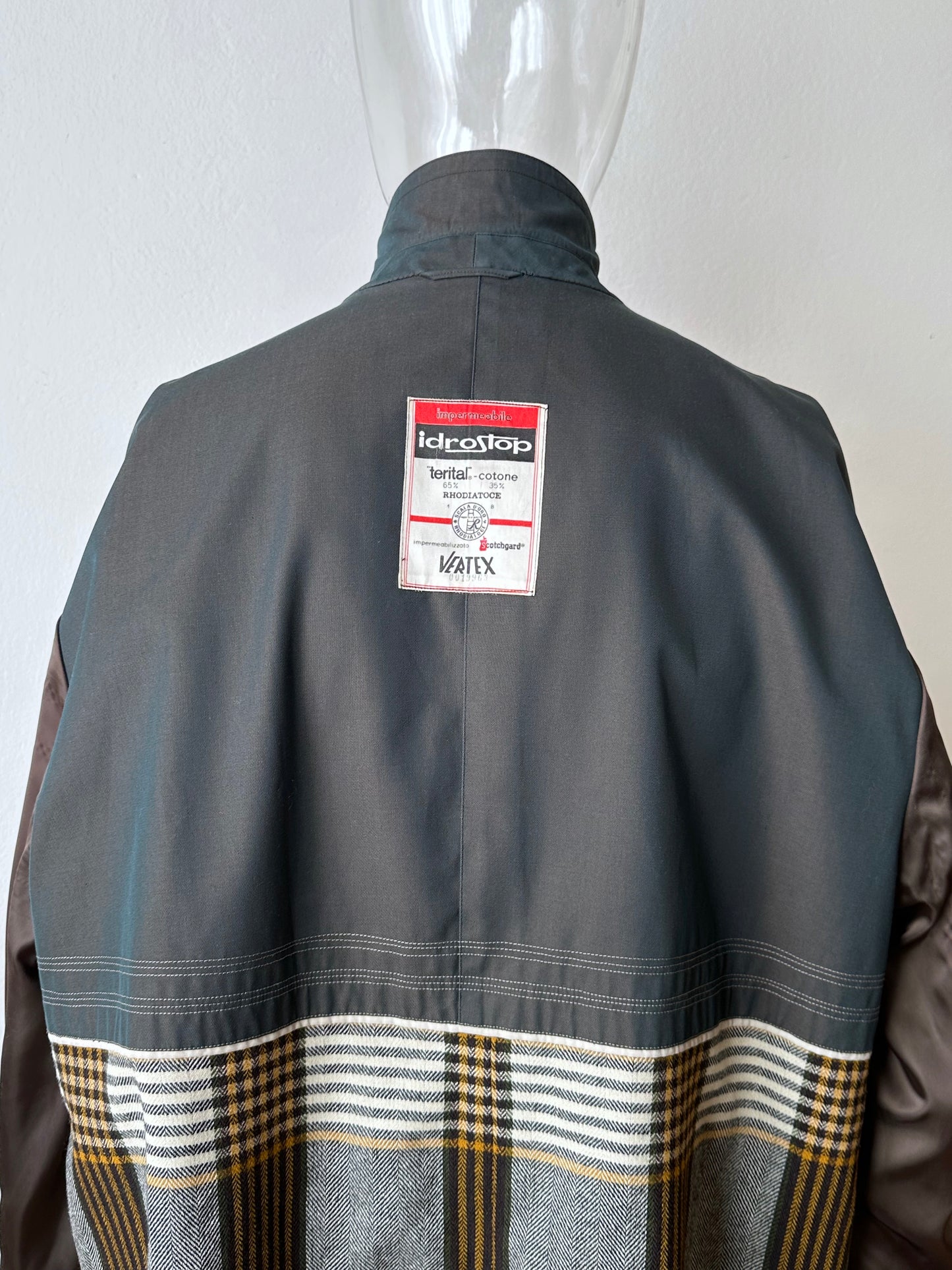 1980s Italian Iridescent waterproof coat 80年代 イタリア古着 イタリア製 玉虫 コート Toto Praha Vintage clothing shop Antique shop 古着屋 プラハ Showroom appointment Prague ユーロ古着 ヨーロッパ古着 古着卸 ヴィンテージ