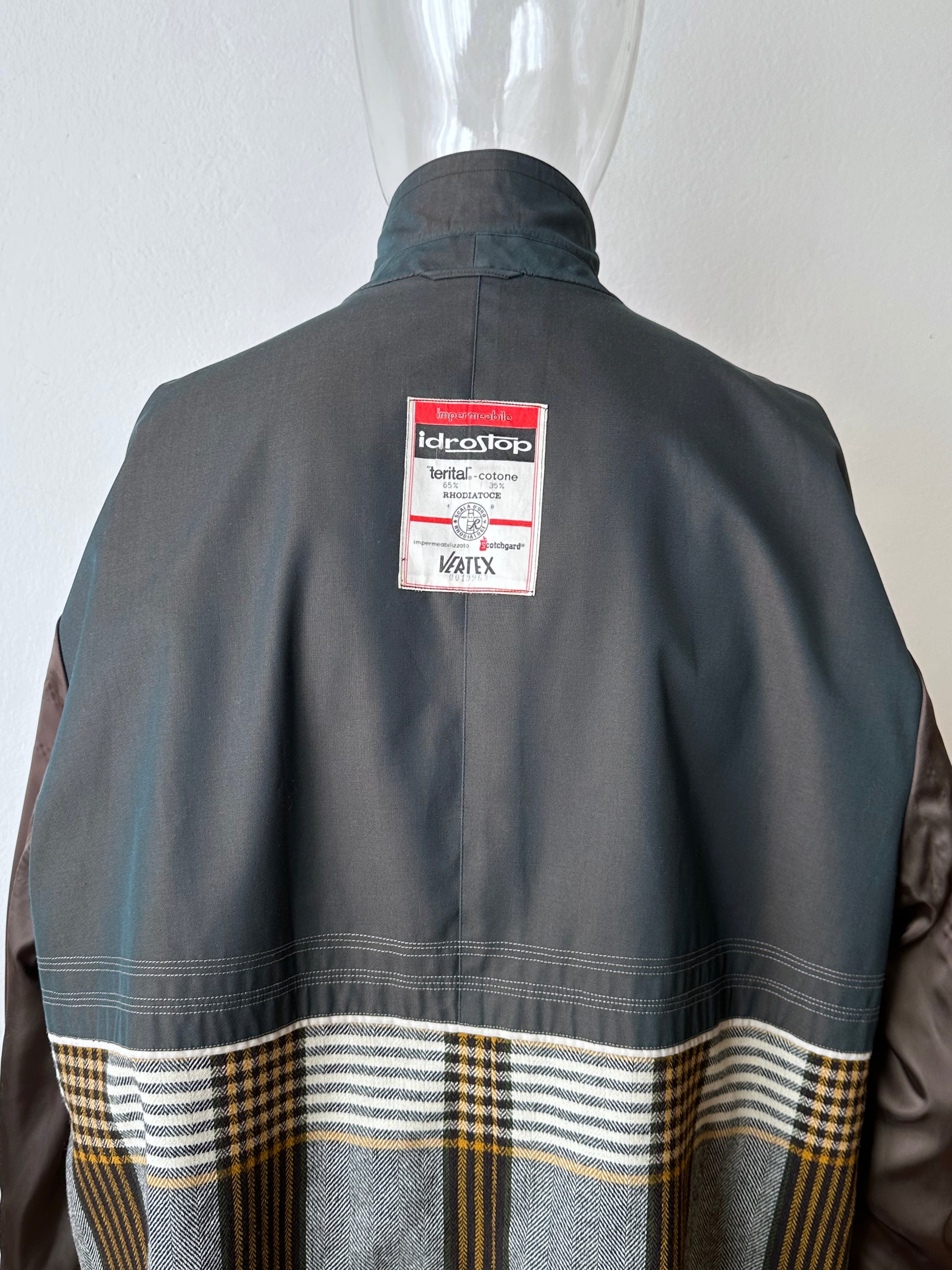 1980s Italian Iridescent waterproof coat 80年代 イタリア古着 イタリア製 玉虫 コート Toto Praha Vintage clothing shop Antique shop 古着屋 プラハ Showroom appointment Prague ユーロ古着 ヨーロッパ古着 古着卸 ヴィンテージ