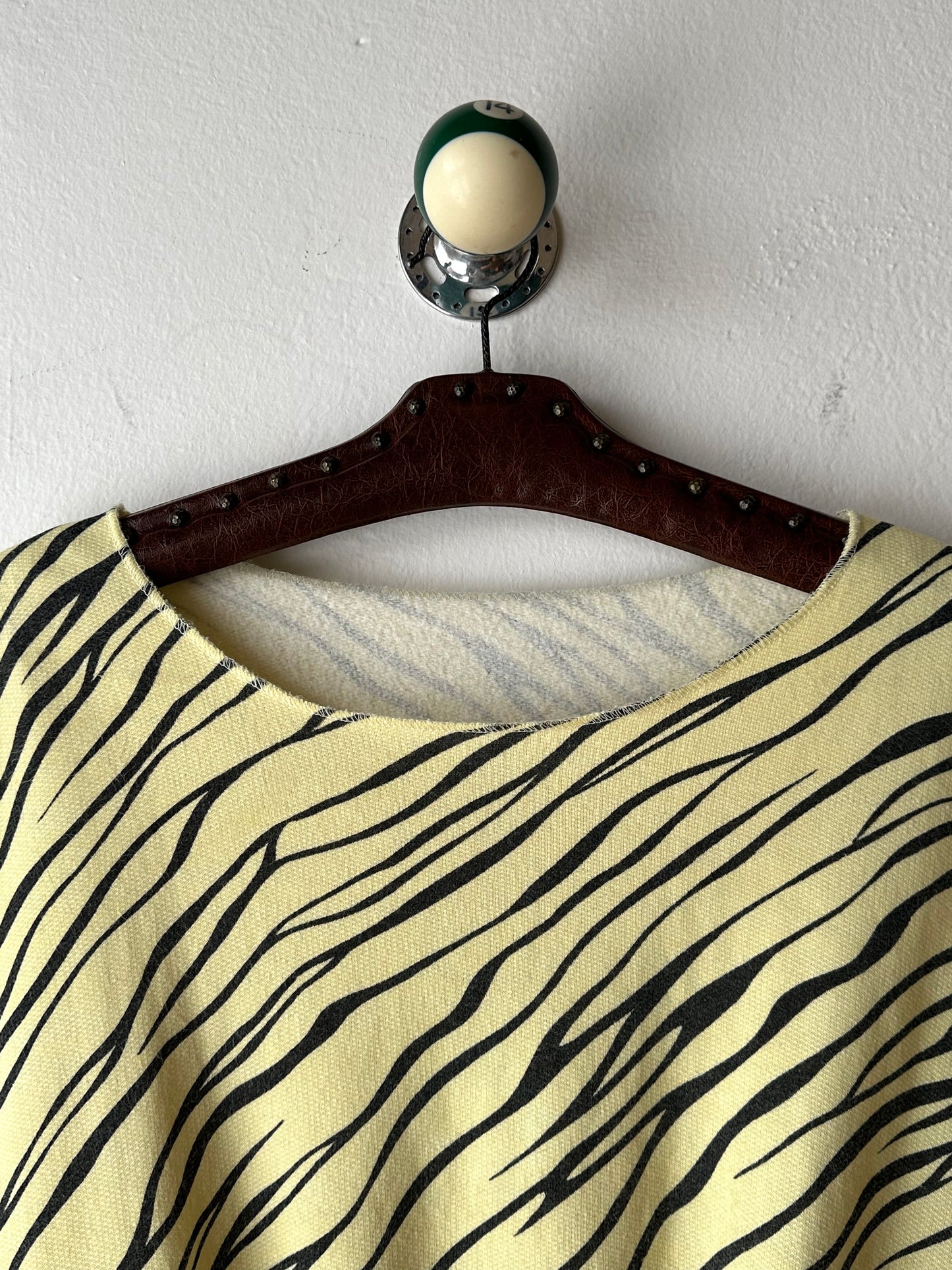 80s Swearshirt スウェットシャツ Sweat shirt 80年代 虎柄 虎 Tiger Toto Praha Vintage clothing shop Antique shop 古着屋 プラハ Showroom appointment Prague ユーロ古着 ヨーロッパ古着 古着卸 ヴィンテージ