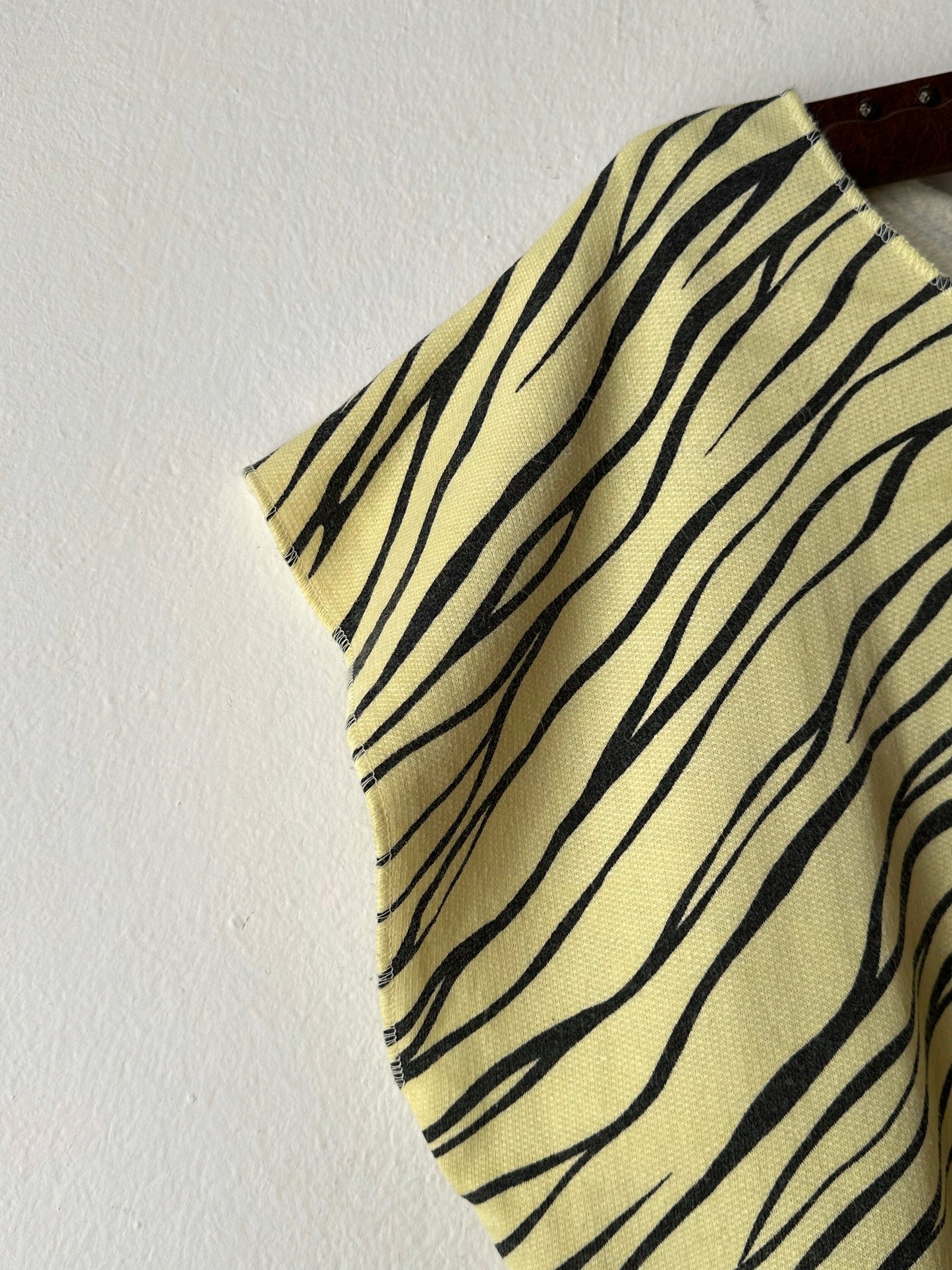 80s Swearshirt スウェットシャツ Sweat shirt 80年代 虎柄 虎 Tiger Toto Praha Vintage clothing shop Antique shop 古着屋 プラハ Showroom appointment Prague ユーロ古着 ヨーロッパ古着 古着卸 ヴィンテージ