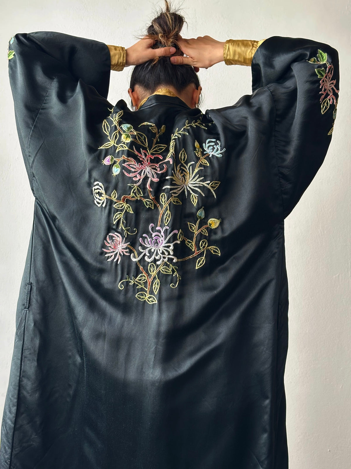 -1970s silk china gown with flower embroidery