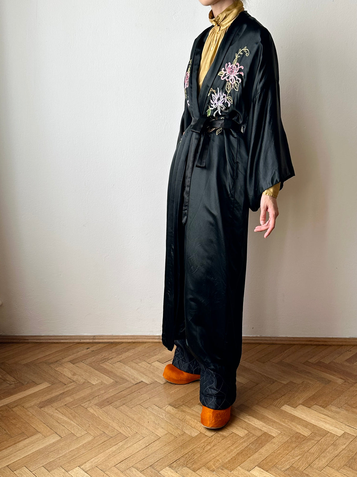 -1970s silk china gown with flower embroidery