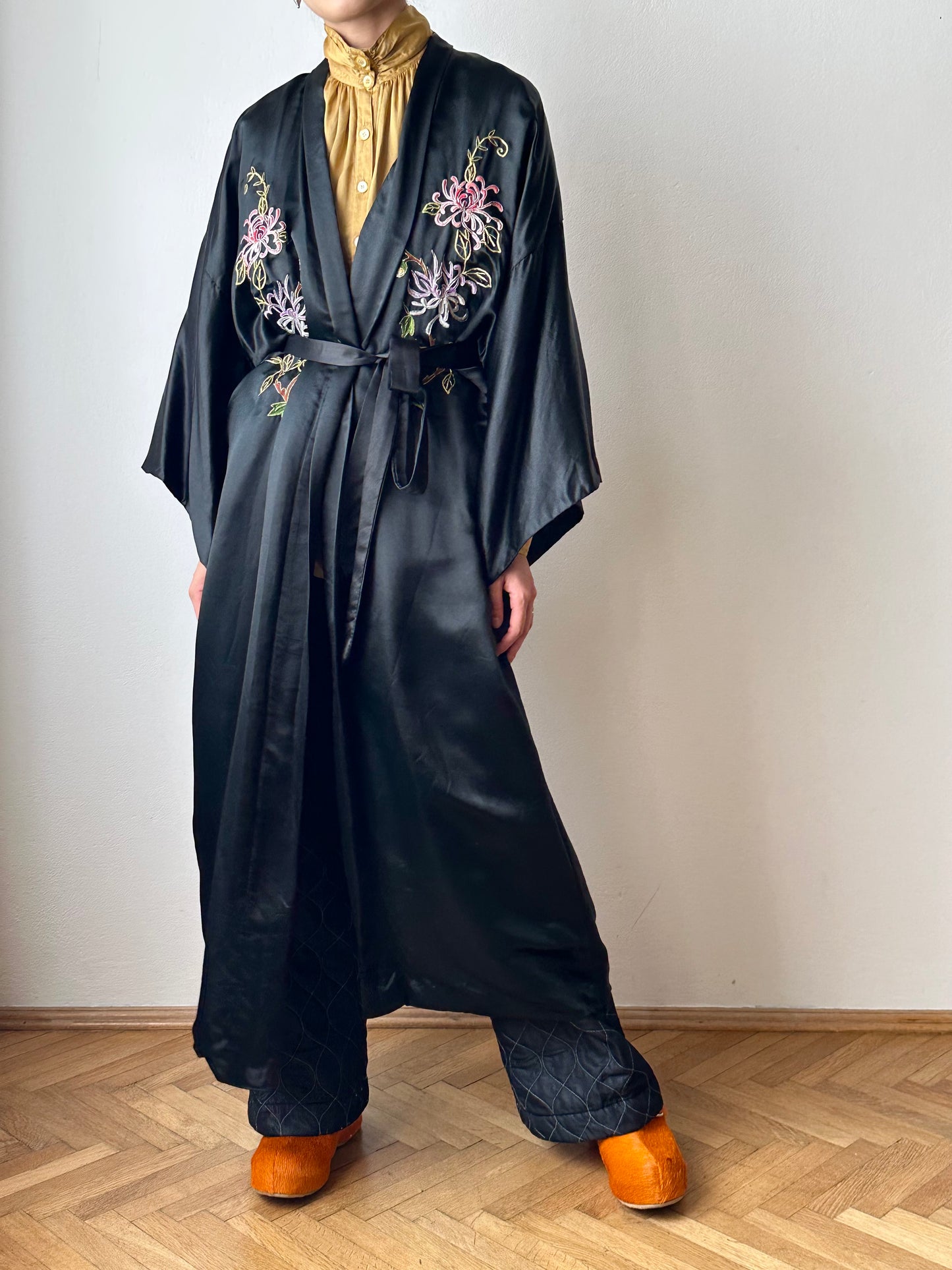 -1970s silk china gown with flower embroidery