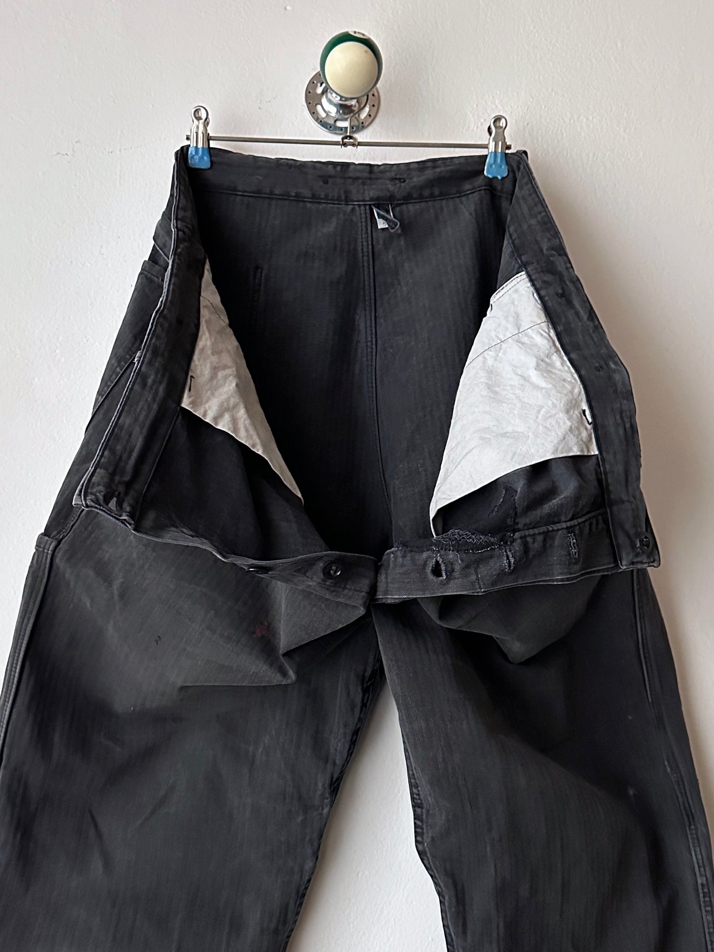 Black 黒 1980's East German work trousers 東ドイツ ワークパンツ 80年代 ヘリンボーン Vintage ヴィンテージ Toto Praha Antique shop Vintage clothing store Prague 古着屋 アンティークショップ ユーロ古着 ヨーロッパ古着 古着卸