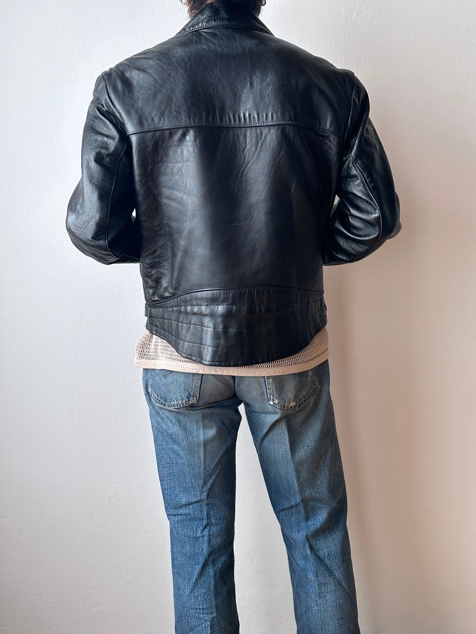 70's Leather Biker Jacket motorcycle 70年代 Vintage ヴィンテージ Made in England UK ロンジャン ルイスレザー Toto 古着屋 プラハ 古着 ラモーンズ ユーロ古着 イギリス古着 ヨーロッパ古着 古着卸 Praha Prague Vintage store ヴィンテージショップ モーターサイクル レザー Black 黒 Punks Punk パンク 