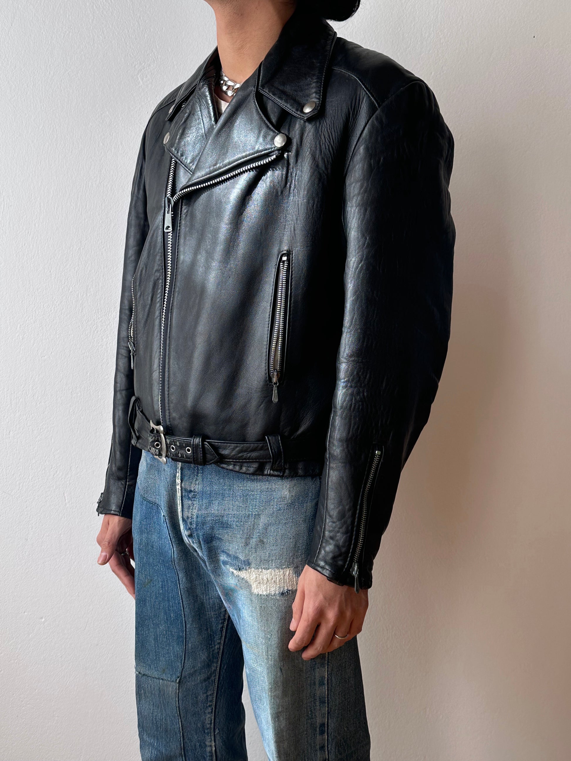 70's Leather Biker Jacket motorcycle 70年代 Vintage ヴィンテージ Made in England UK ロンジャン ルイスレザー Toto 古着屋 プラハ 古着 ラモーンズ ユーロ古着 イギリス古着 ヨーロッパ古着 古着卸 Praha Prague Vintage store ヴィンテージショップ モーターサイクル レザー Black 黒 Punks Punk パンク 