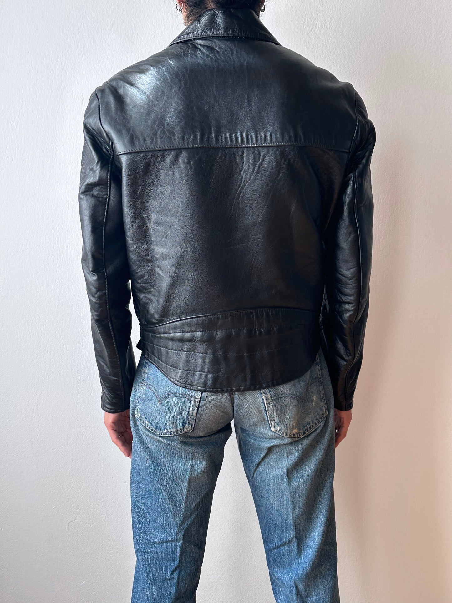 70's Leather Biker Jacket motorcycle 70年代 Vintage ヴィンテージ Made in England UK ロンジャン ルイスレザー Toto 古着屋 プラハ 古着 ラモーンズ ユーロ古着 イギリス古着 ヨーロッパ古着 古着卸 Praha Prague Vintage store ヴィンテージショップ モーターサイクル レザー Black 黒 Punks Punk パンク 