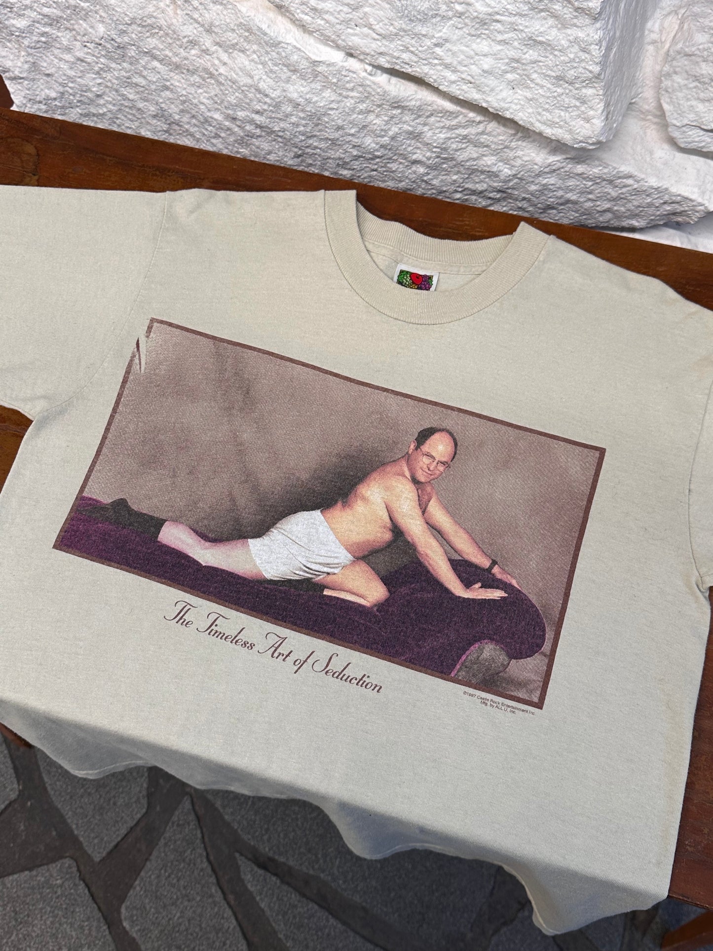 1997 Seinfeld The timeless art of seduction 90's 90年代 Tシャツ Tee ヴィンテージ Toto Praha Vintage clothing store Antique shop Prague 古着屋 アンティークショップ プラハ ユーロ古着  ヨーロッパ古着 古着卸 