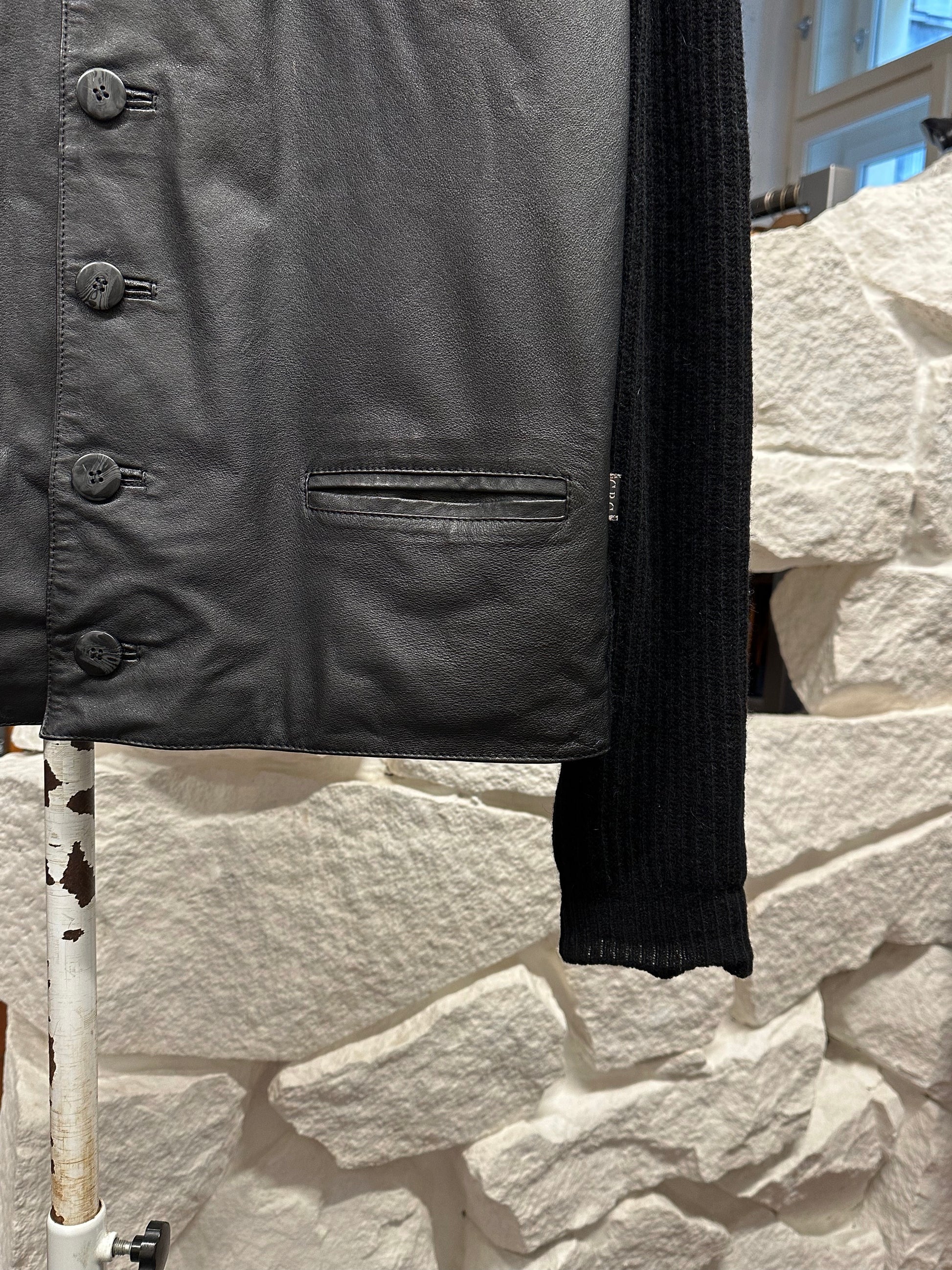 Leather Wool Cardigan レザー ニット 
カーディガン Black 黒 エルボーパッチ Toto Vintage store Vintage clothing Praha Prague プラハ 古着屋 古着 ユーロ古着 ヨーロッパ古着 古着卸 フランス買い付け