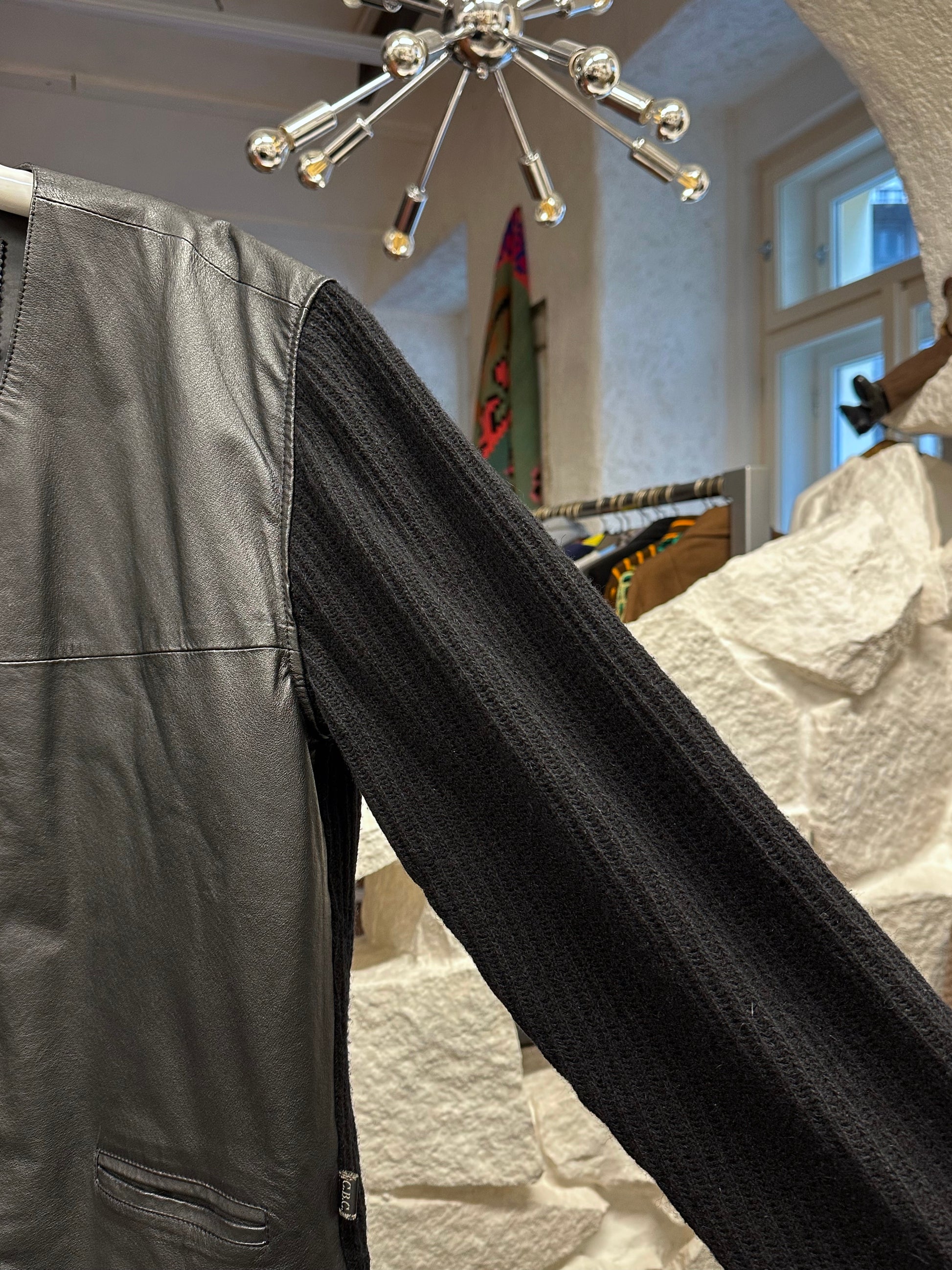 Leather Wool Cardigan レザー ニット 
カーディガン Black 黒 エルボーパッチ Toto Vintage store Vintage clothing Praha Prague プラハ 古着屋 古着 ユーロ古着 ヨーロッパ古着 古着卸 フランス買い付け