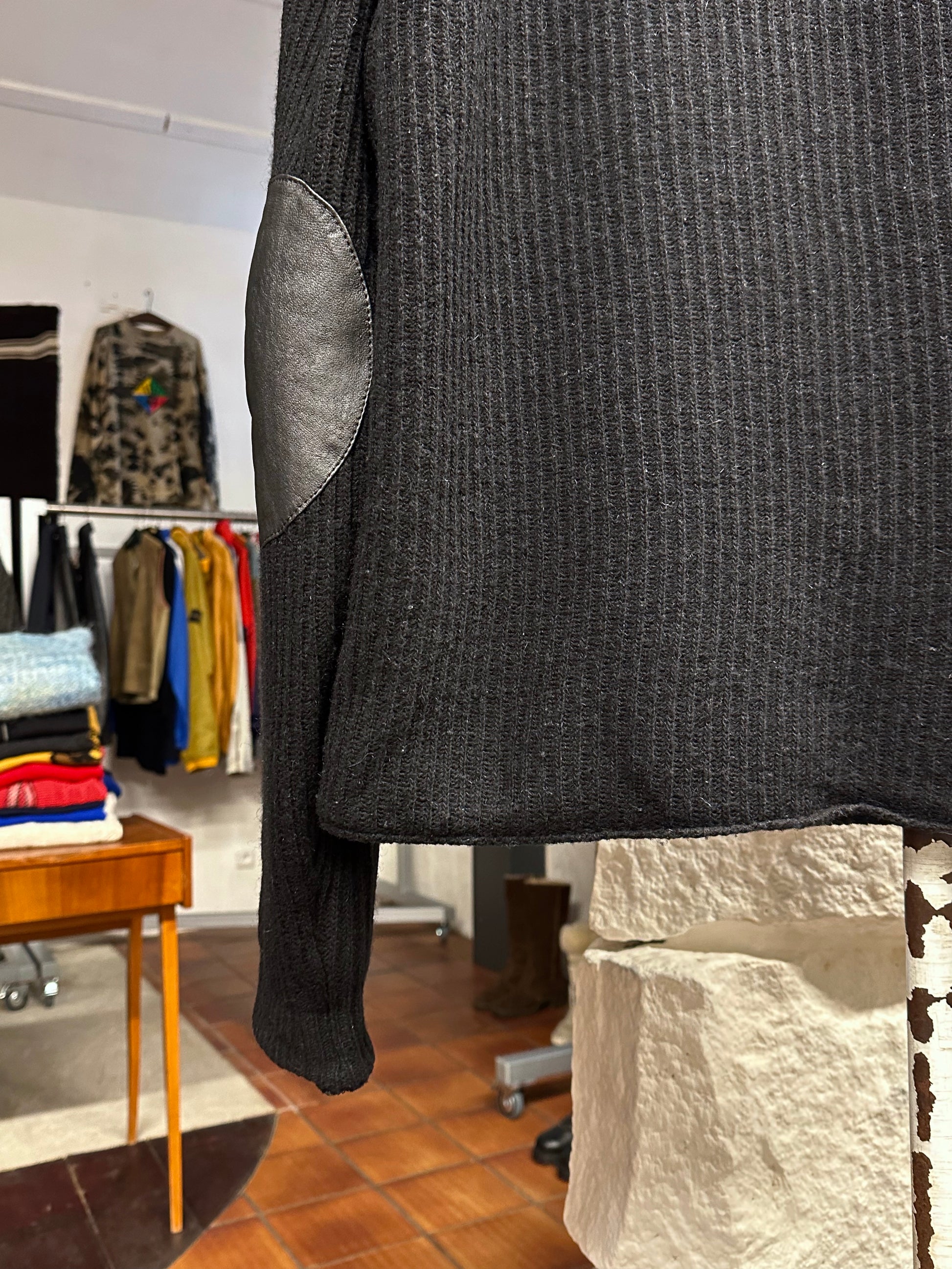 Leather Wool Cardigan レザー ニット 
カーディガン Black 黒 エルボーパッチ Toto Vintage store Vintage clothing Praha Prague プラハ 古着屋 古着 ユーロ古着 ヨーロッパ古着 古着卸 フランス買い付け